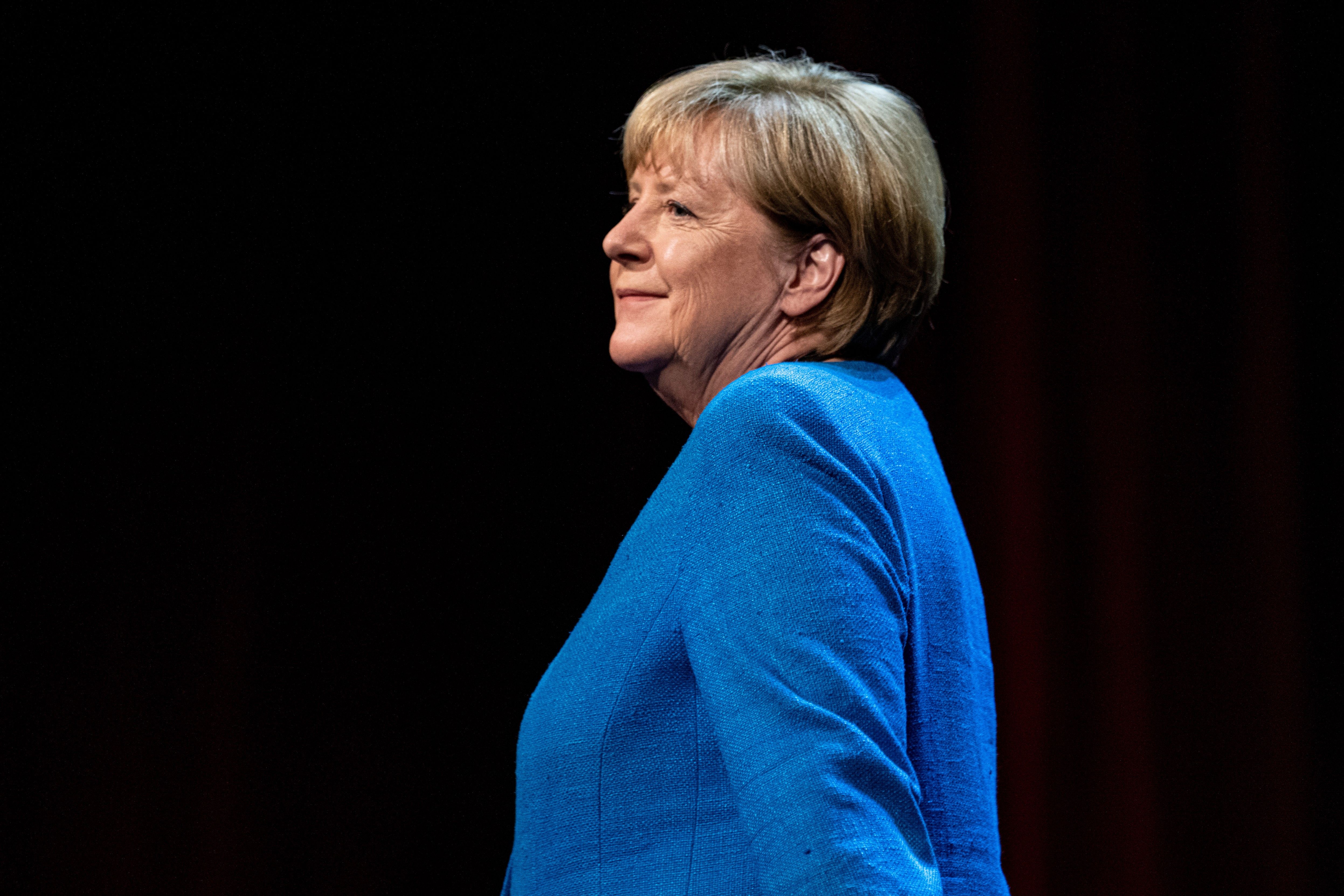 Angela Merkel, Blaue Jacke, Schwarzer Hintergrund, Profil, 4K Wallpaper
