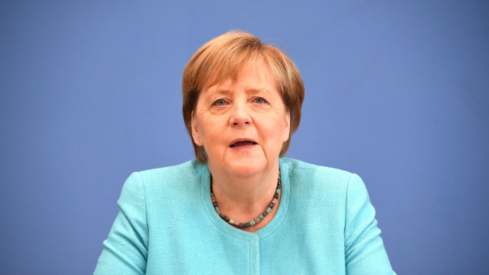 Angela Merkel, Türkise Jacke, Rede, Blauer Hintergrund, Full HD Wallpaper
