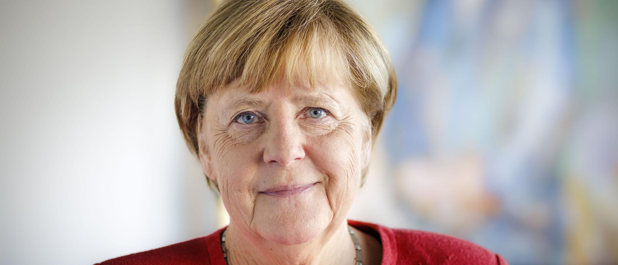 Angela Merkel, Porträt, Lächeln, Rote Jacke, 21:9, Full-HD-Hintergrundbild für den Desktop