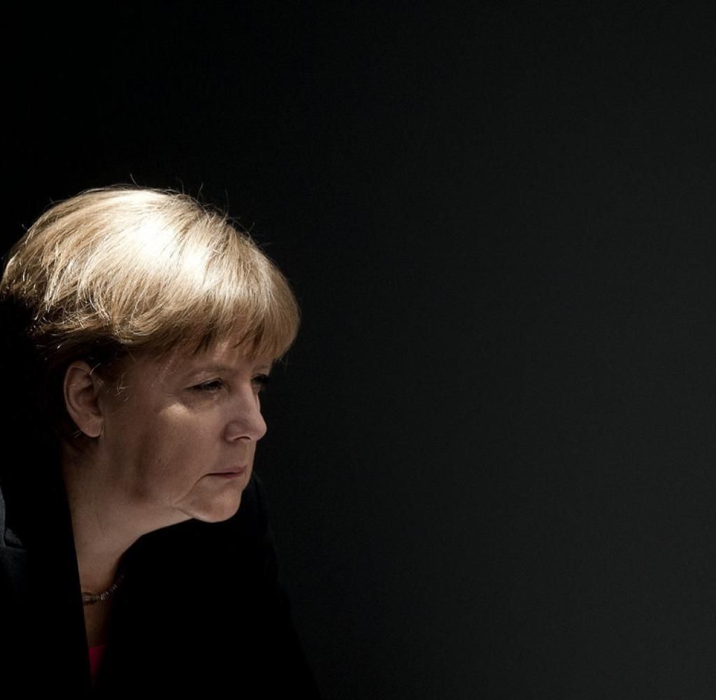 Angela Merkel, Schwarzer Hintergrund, Lichtkegel, Profil, Dunkel, Wallpaper