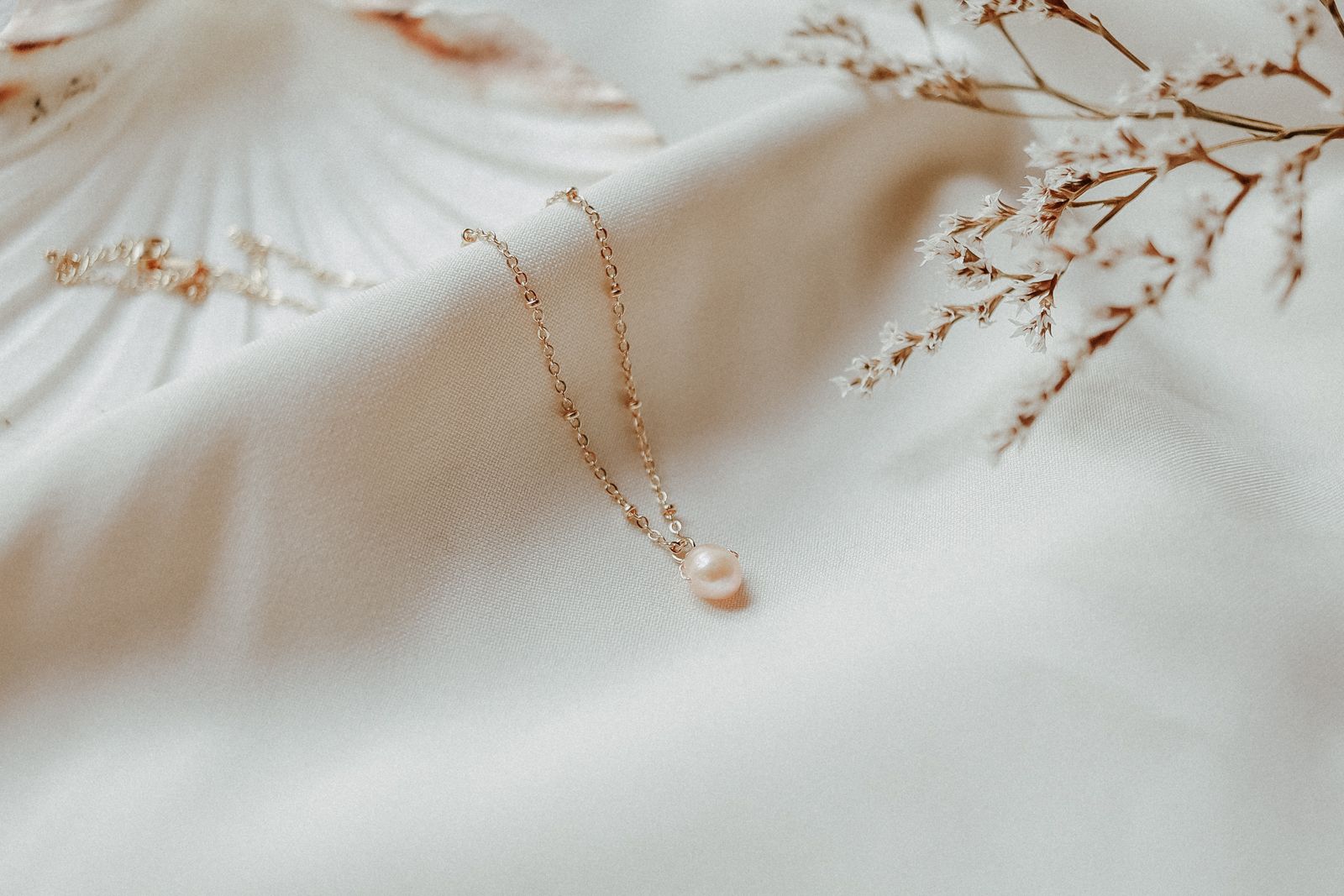 Perlenkette, Muscheln, Schmuck, Getrocknete Zweige, Weiße Töne, HD, Laptop-Hintergrundbild