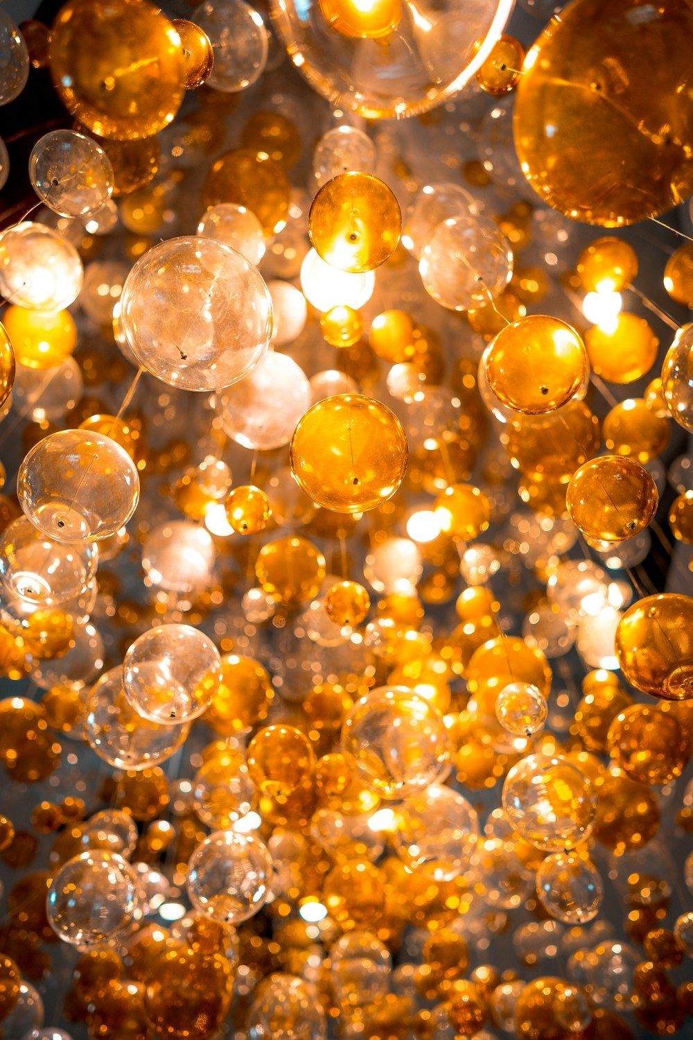 Goldene Perlen, Bokeh, Lichter, Glanz, Bernstein, Hochformat, Hintergrundbild fürs Smartphone