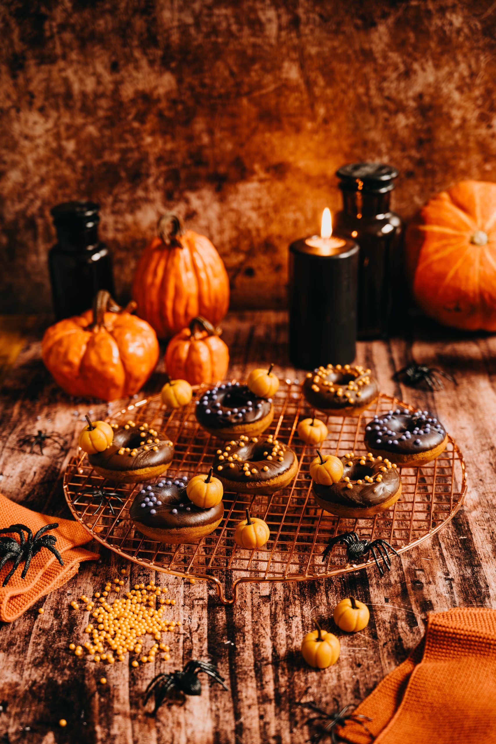 Kürbisse, Kerzen, Muffins, Herbsttafel, Dunkle Stimmung, QHD+, iPad-Hintergrundbild