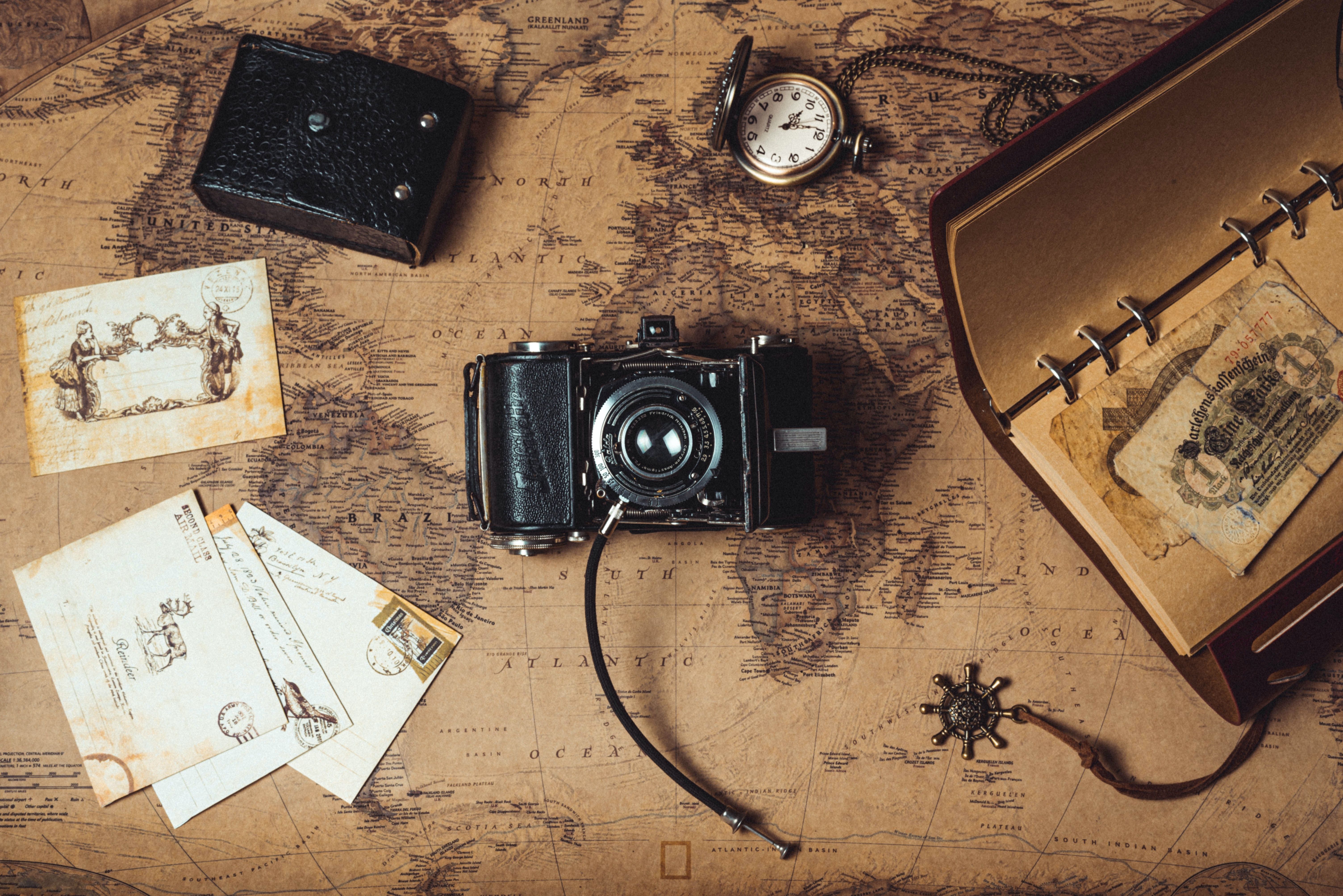 Alte Kamera, Weltkarte, Taschenuhr, Postkarten, Notizbuch, Nostalgie, 6K-Hintergrundbild für PC