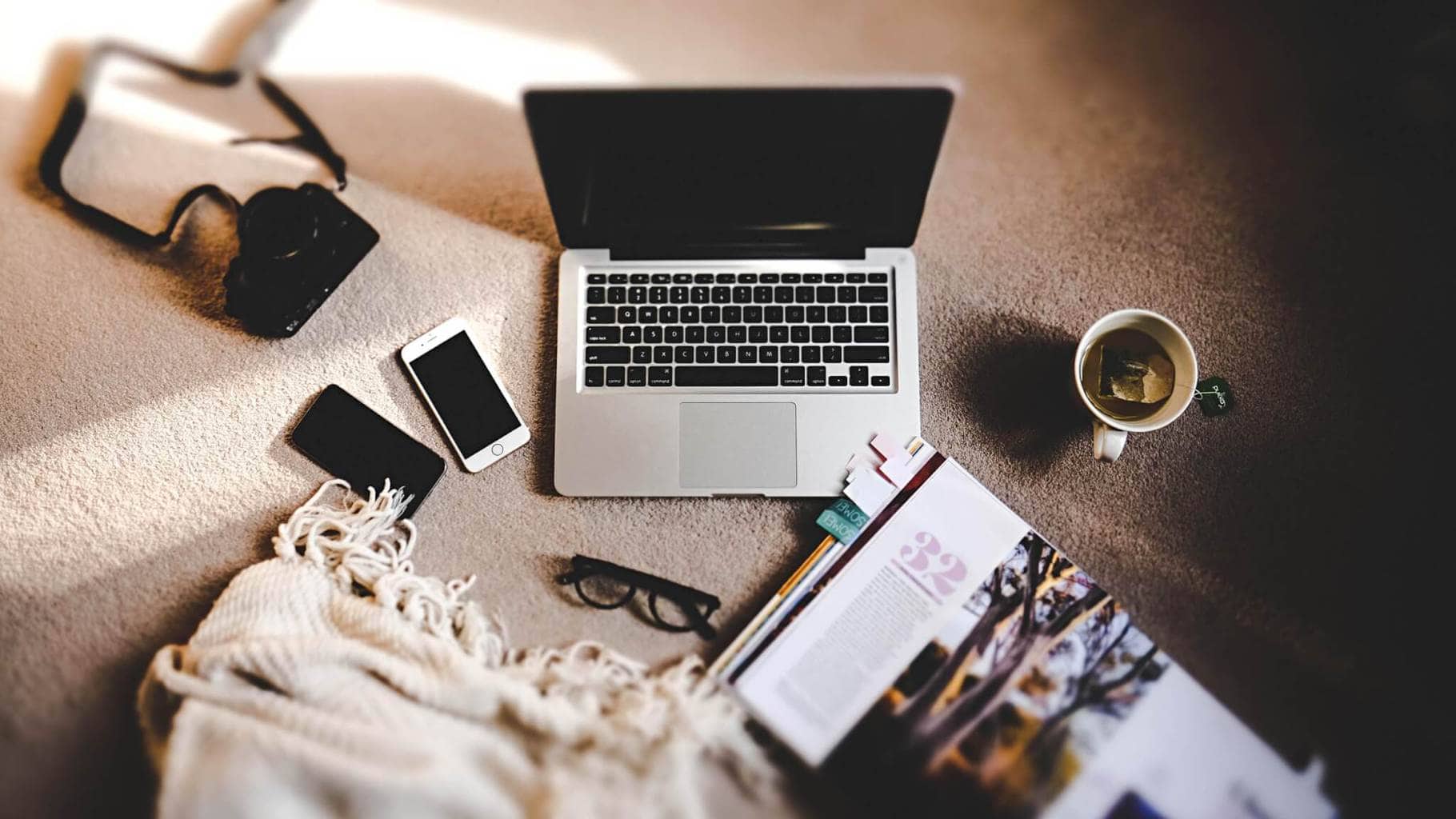 Laptop, Homeoffice, Smartphone, Kaffeetasse, Kamera, Draufsicht, HD, Windows-Hintergrundbild