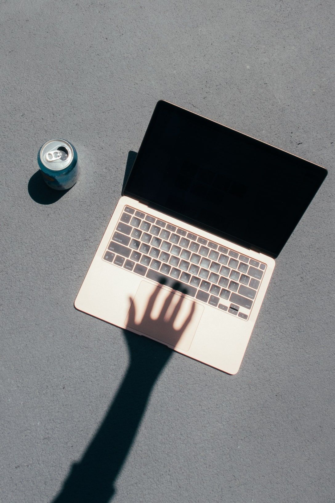 Laptop, Hand, Arbeitsplatz, Draufsicht, Schatten, Grauer Hintergrund, Sperrbildschirm fürs iPhone