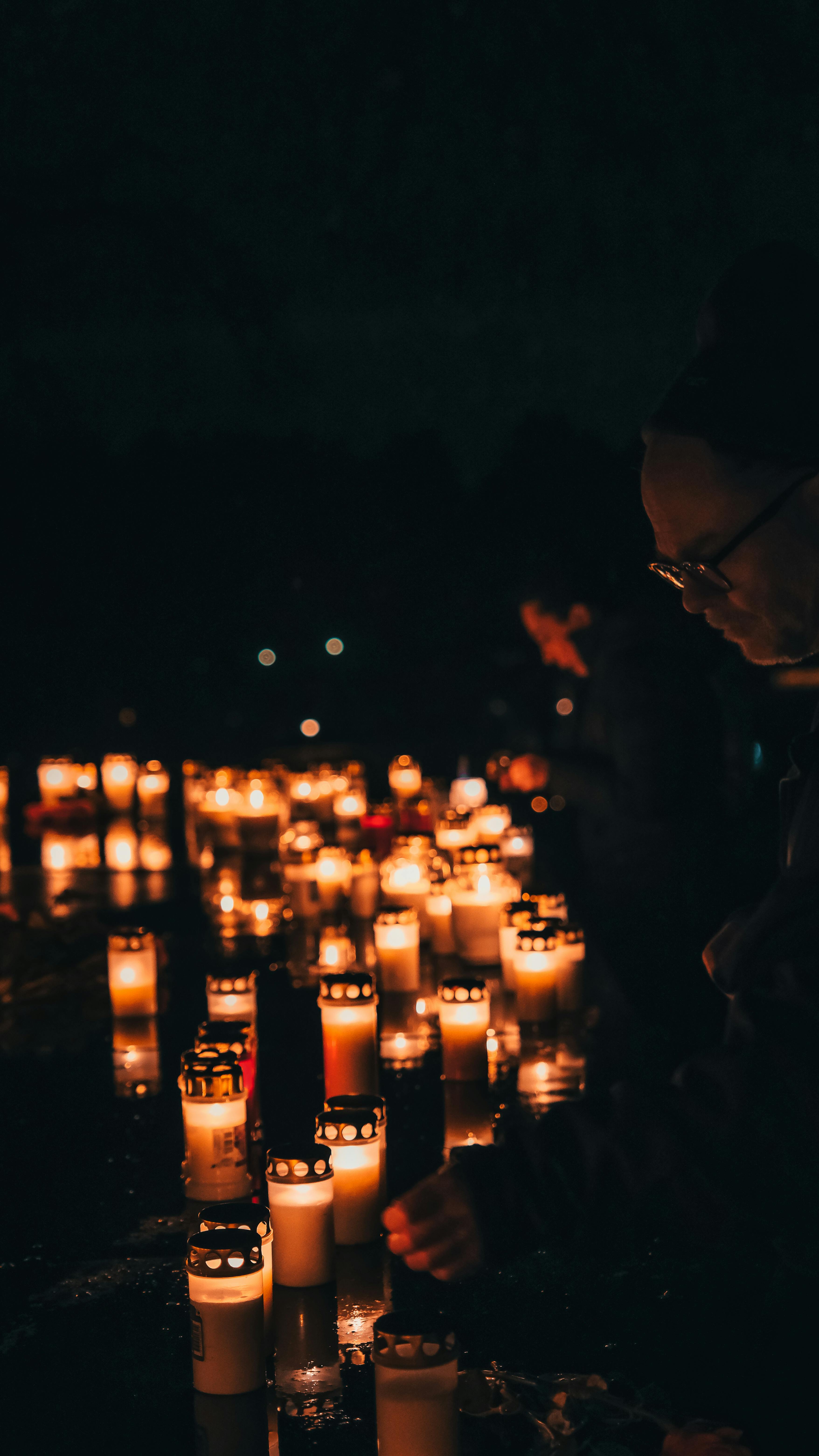 Grabkerzen, Friedhof, Kerzenlicht, Nacht, Gedenken, Hintergrundbild für iPhone und Android