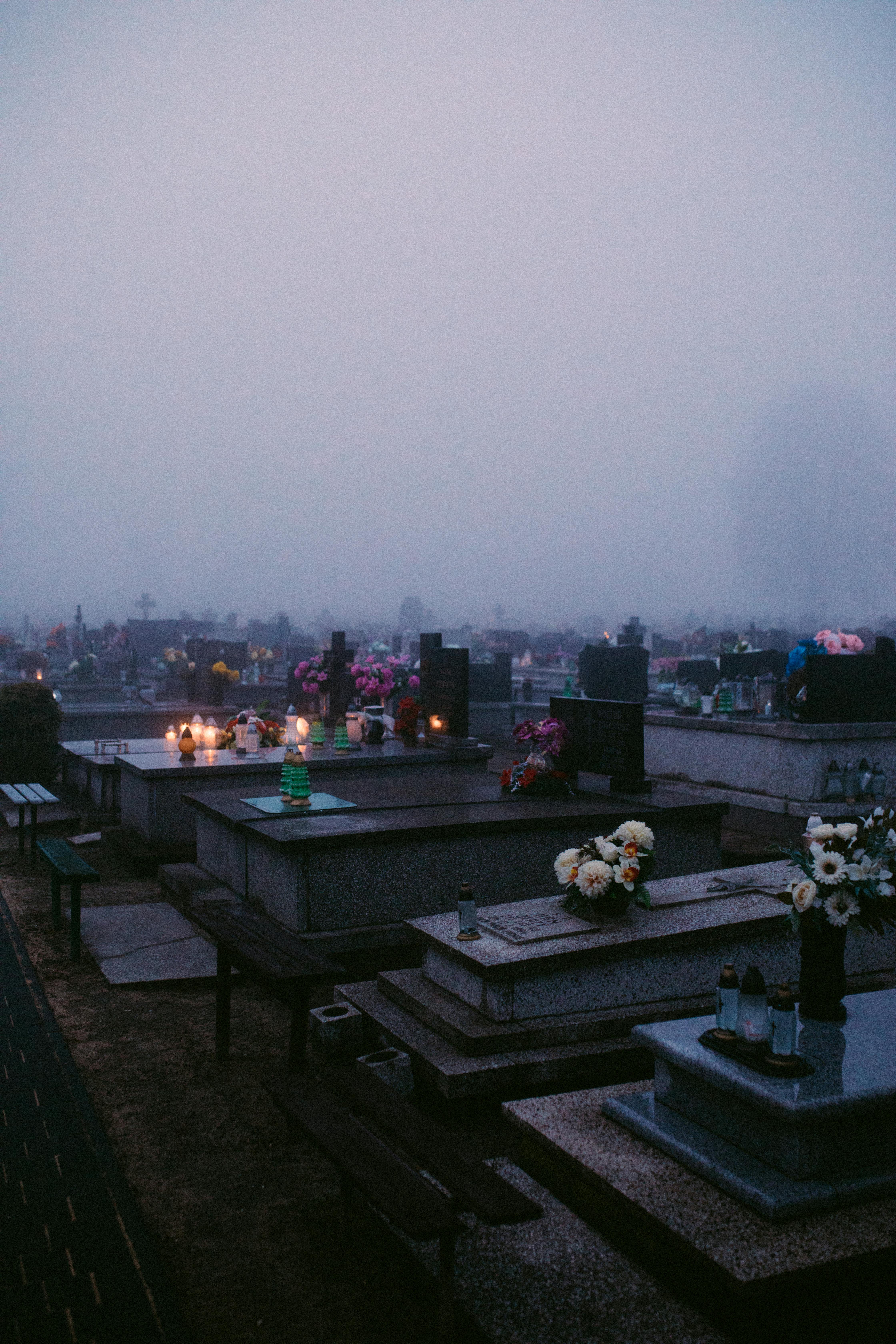Friedhof, Nebel, Gräber, Grablichter, Grau, QHD+, Handy-Hintergrund im Hochformat
