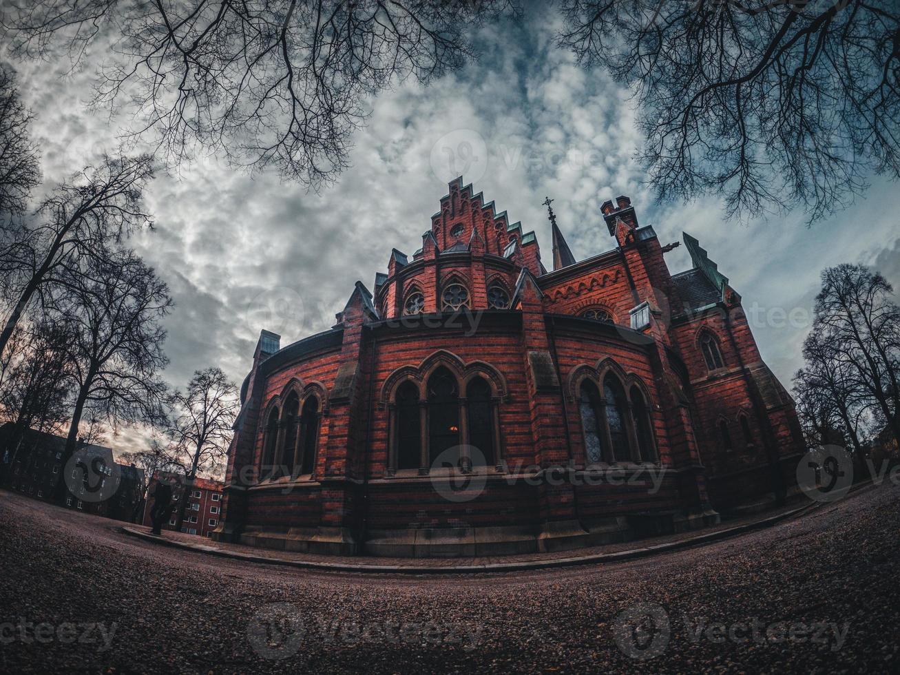 Kirche, Backsteingotik, Fischauge, Kahle Bäume, Wolken, HD, iPad-Hintergrundbild
