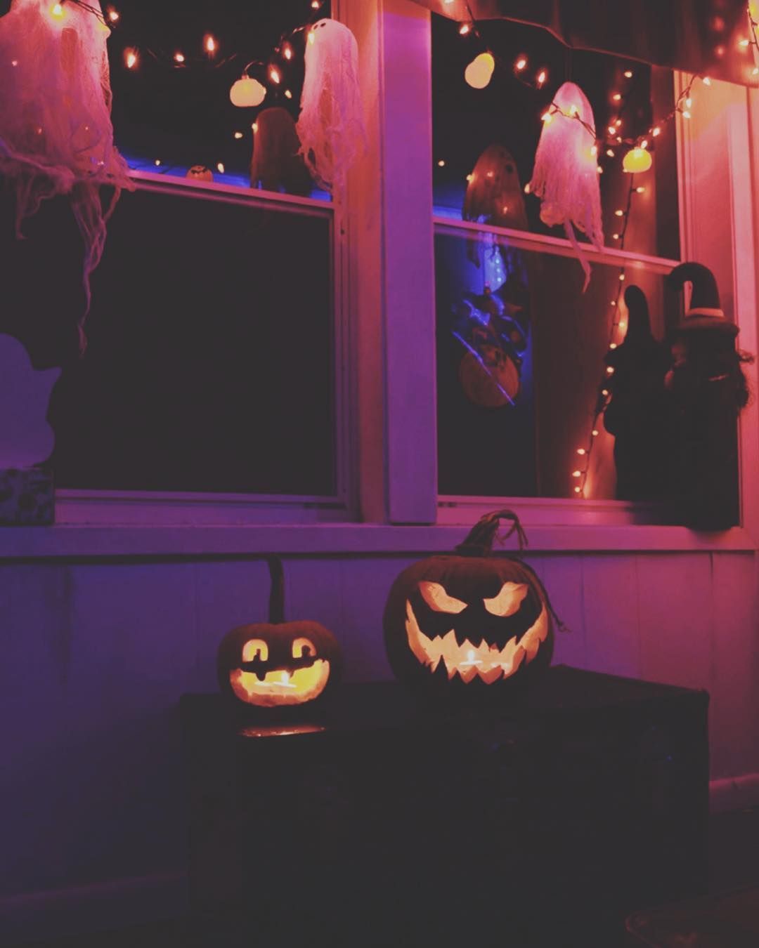 Halloween, Kürbislaternen, Lila Licht, Fenster, Nacht, Full HD, Hintergrundbild fürs Tablet
