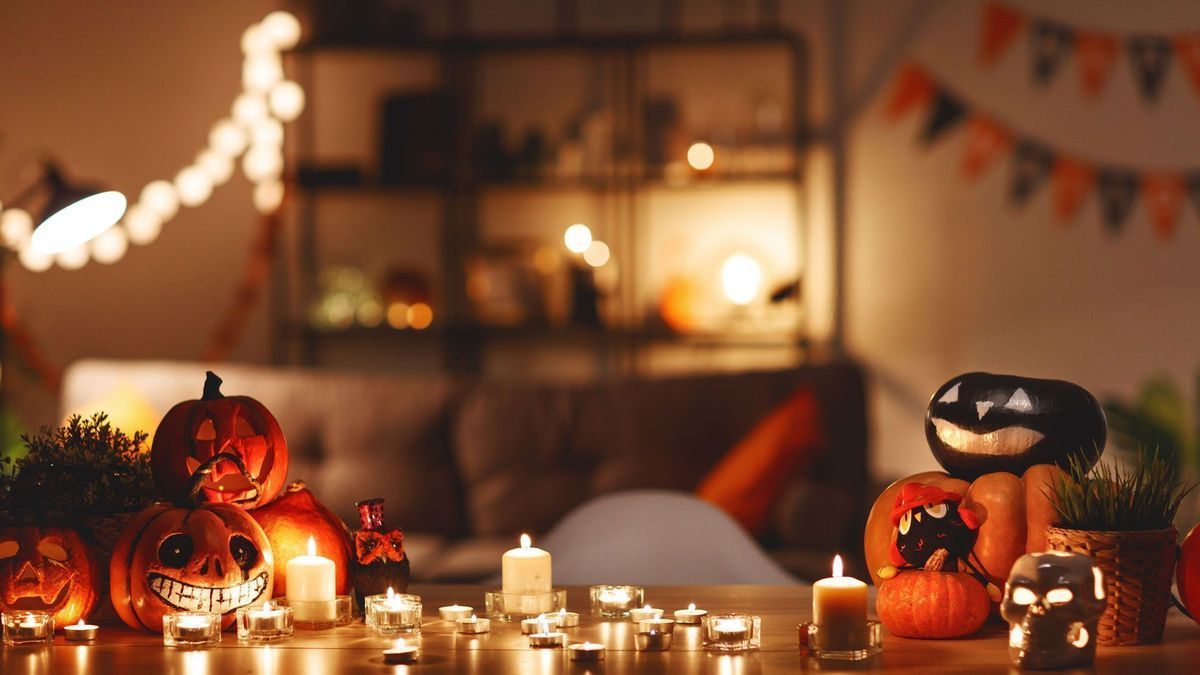 Halloween, Kürbislaternen, Kerzen, Wohnzimmer, Gemütlich, Lichterkette, Hintergrund