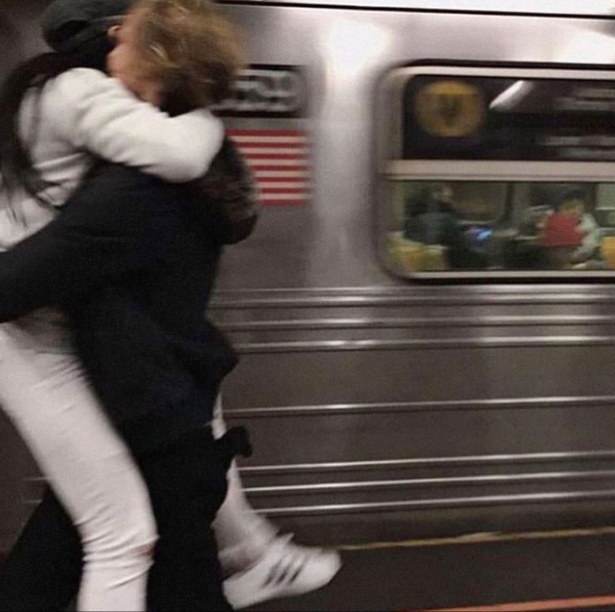 Paar, U-Bahn, Umarmung, Bewegungsunschärfe, Hintergrundbild für iPad und Tablet