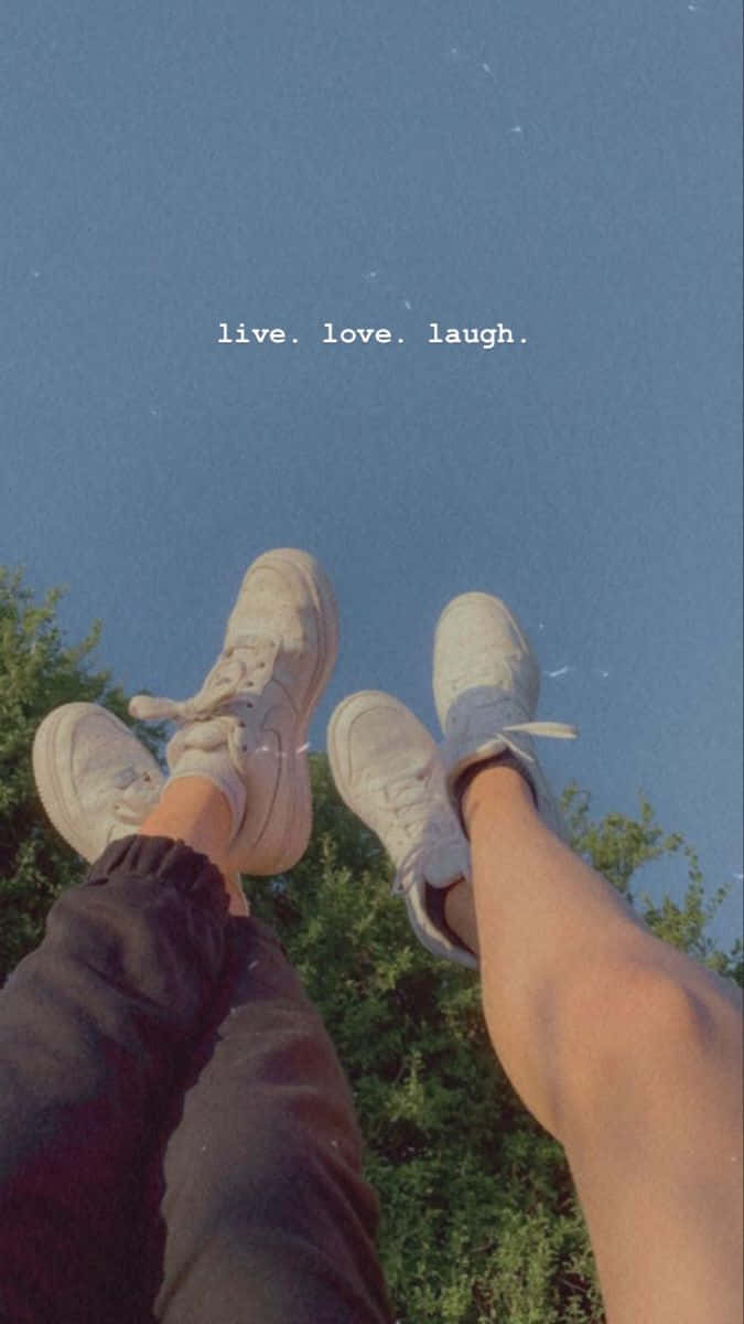 Live Love Laugh, Beine, Sneaker, Blauer Himmel, Freunde, Spruch, Android-Hintergrundbild