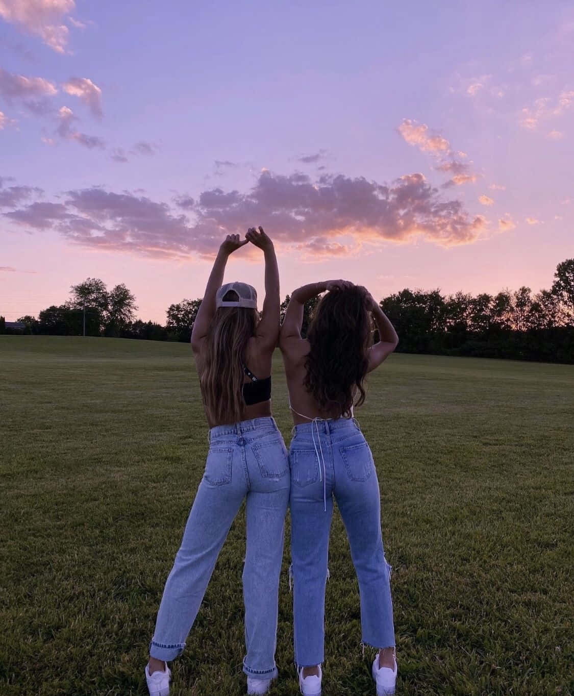 Beste Freundinnen, Herzgeste, Abendhimmel, Wiese, Jeans, Freundschaft, Hintergrundbild fürs Tablet