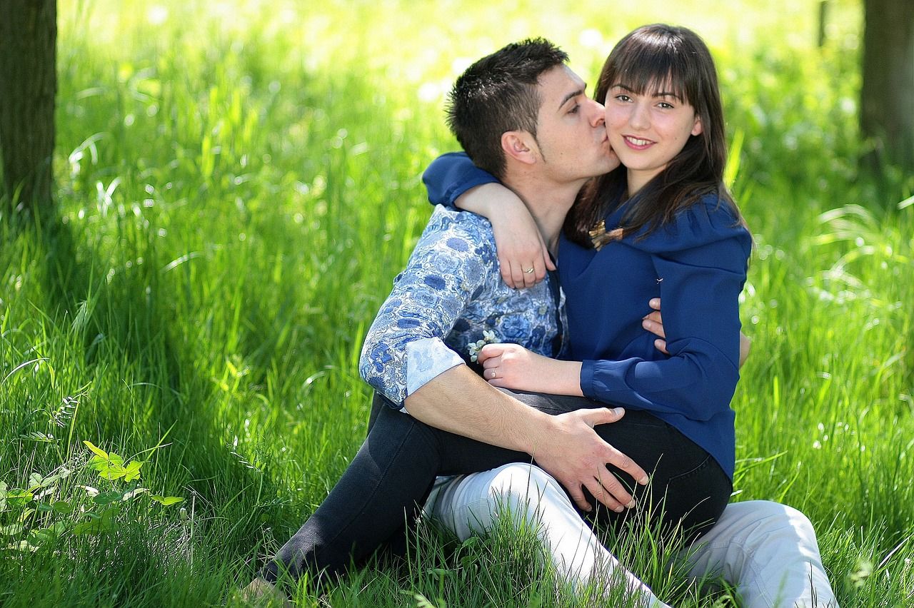 Paar, Wiese, Kuss auf die Wange, Frühling, HD, Desktop-Hintergrund für Windows