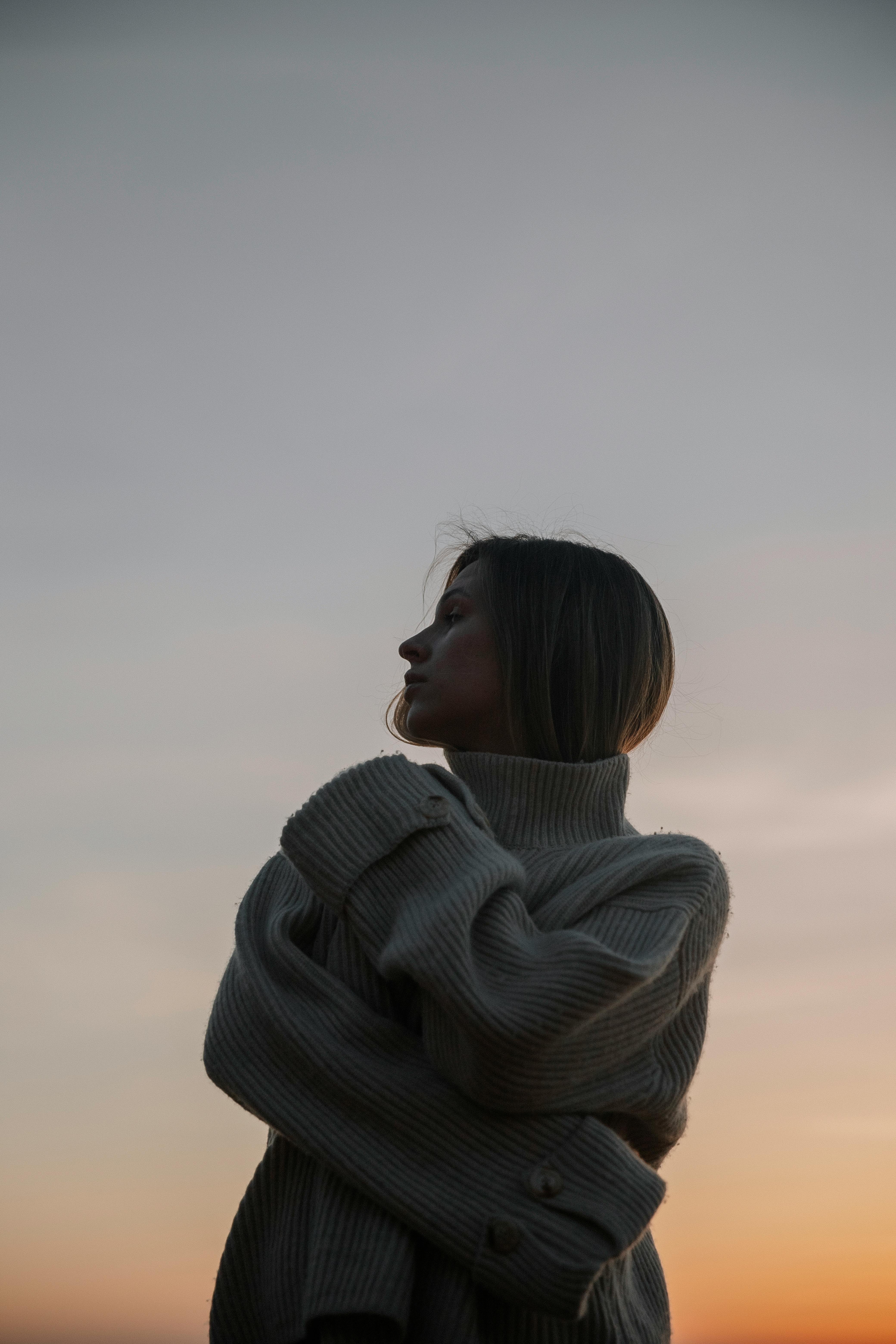 Frau, Pullover, Sonnenuntergang, Selbstumarmung, QHD+, Handy-Hintergrund im Hochformat