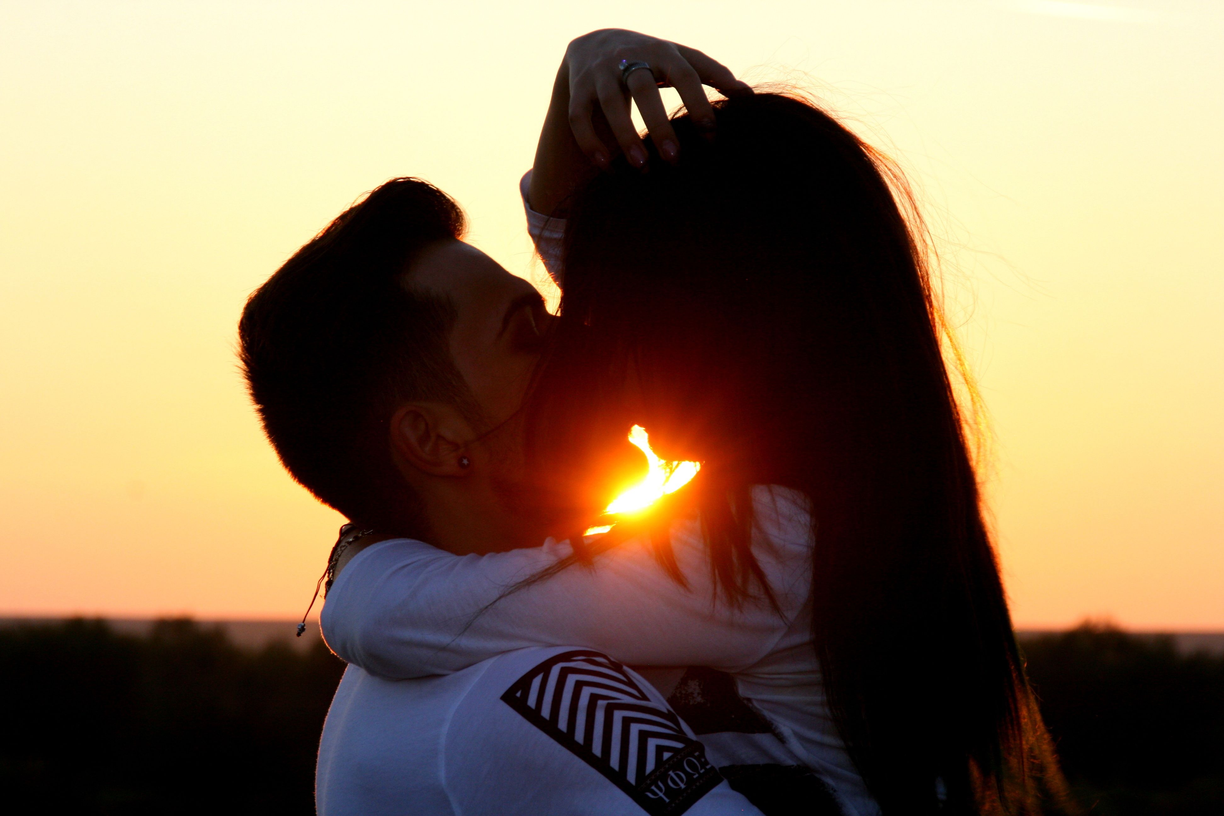 Paar, Silhouette, Sonnenuntergang, Gegenlicht, Romantik, 4K, Windows-Hintergrundbild