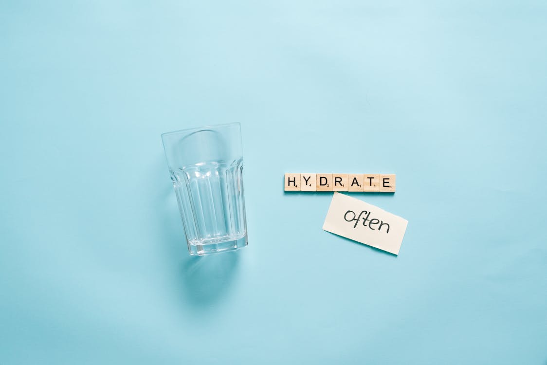 Hydrate often, Wasserglas, Buchstabensteine, Hellblau, Minimalistisch, Hintergrund