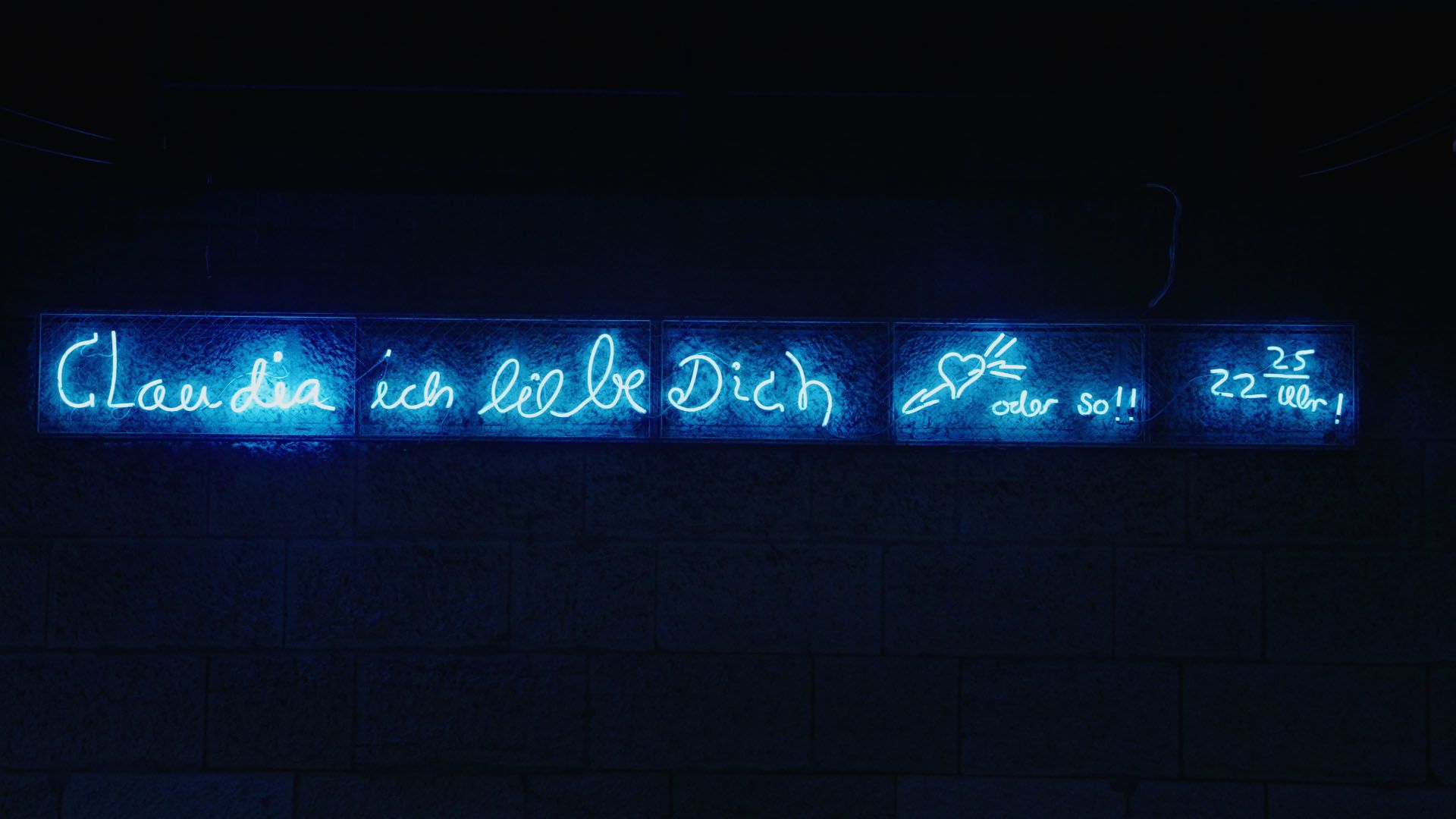 Claudia, ich liebe dich, Neonschrift, Blaues Neon, Ziegelwand, Liebeserklärung, Full-HD-Hintergrund