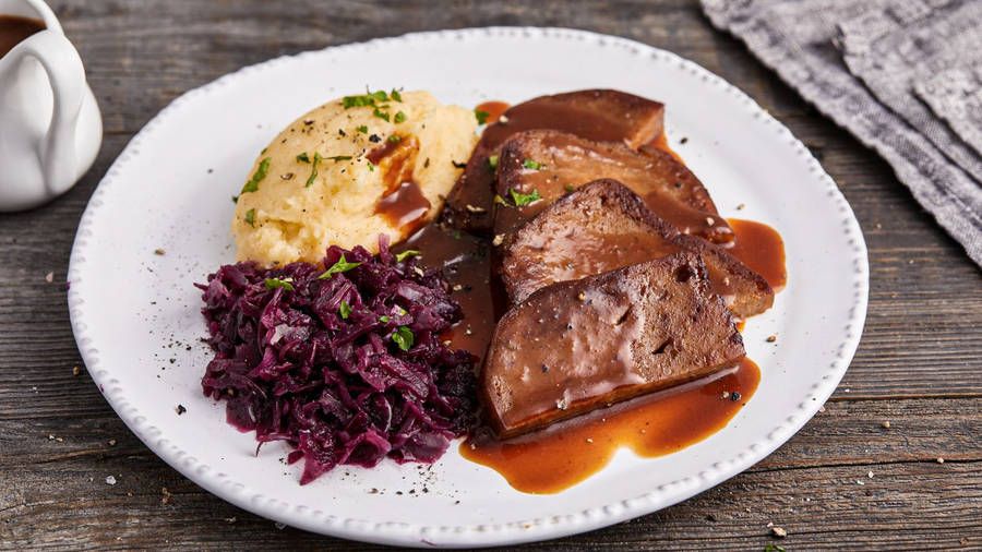 Sauerbraten, Rotkohl, Kartoffelpüree, Bratensoße, Weißer Teller, Hintergrund