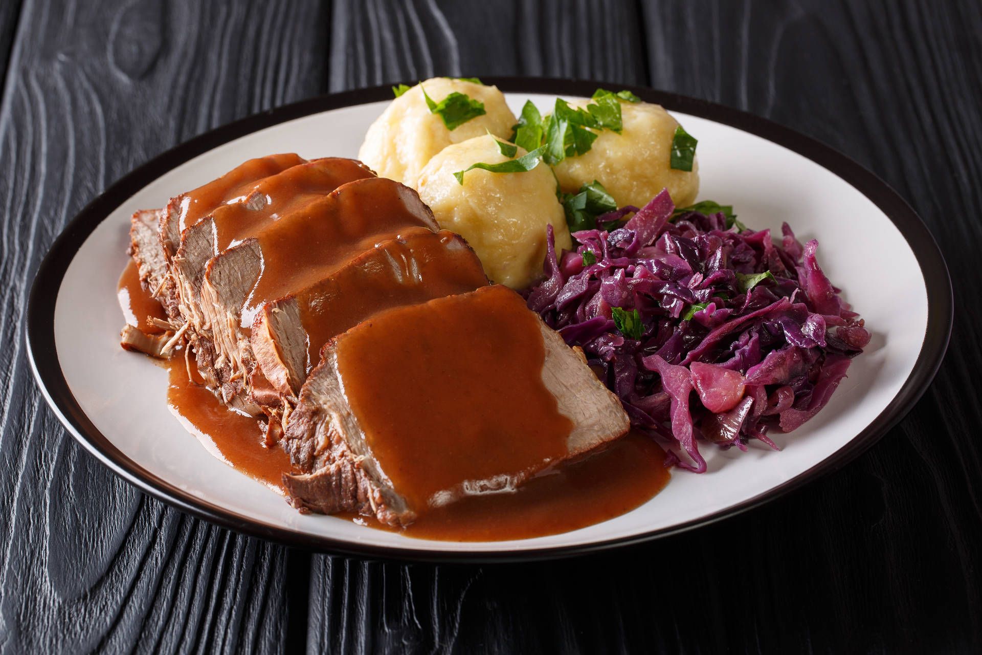 Sauerbraten, Rotkohl, Kartoffelknödel, Bratensoße, Dunkler Holztisch, Full HD, PC-Hintergrundbild