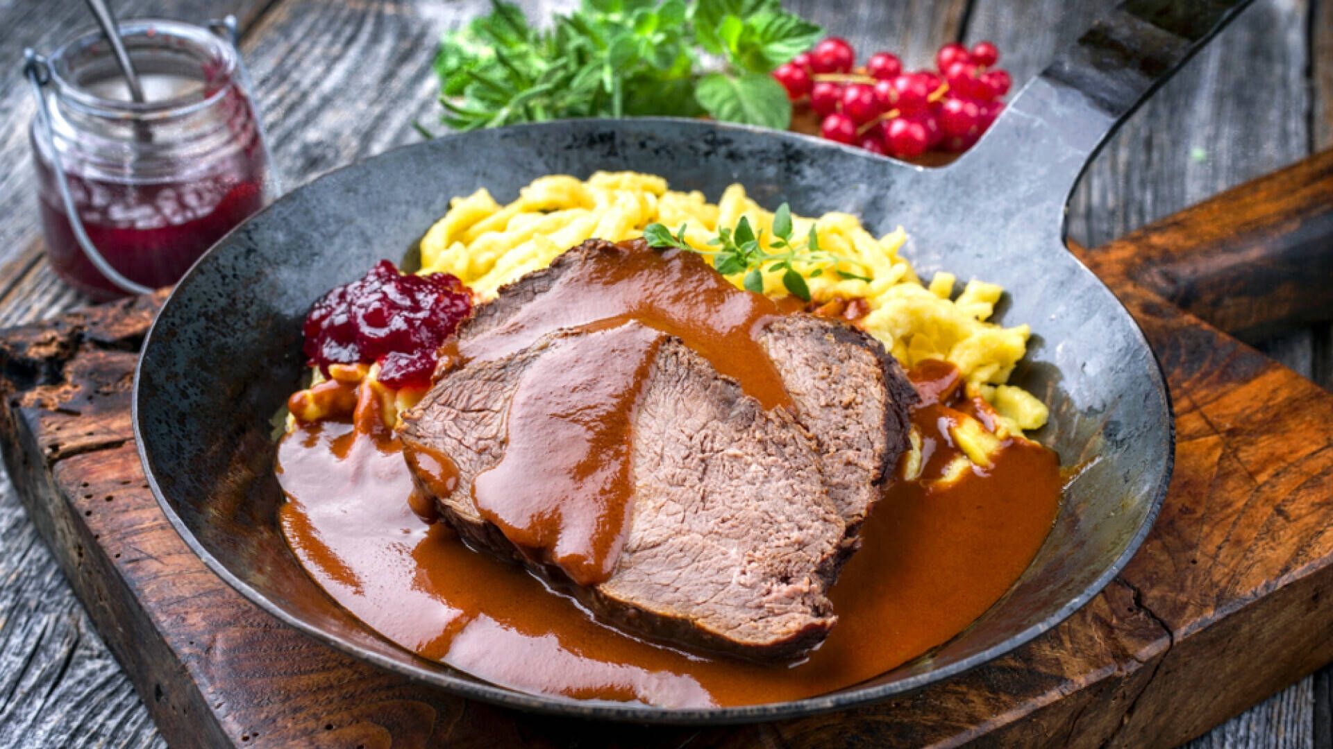 Sauerbraten, Spätzle, Preiselbeeren, Pfanne, Rustikal, 16:9, Full-HD-Hintergrundbild für den Desktop