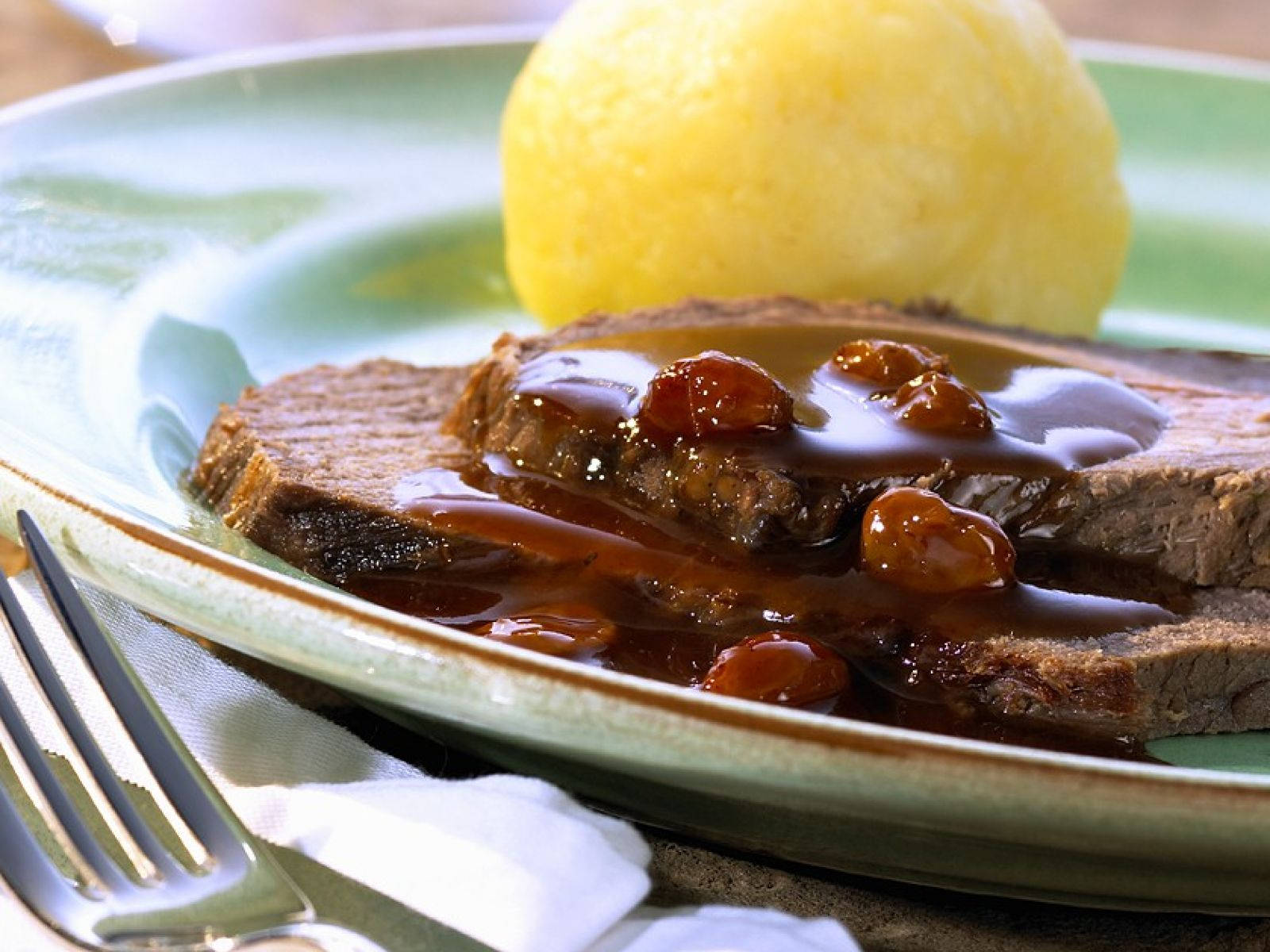 Rheinischer Sauerbraten, Rosinen, Kartoffelknödel, Soße, Nahaufnahme, Hintergrundbild fürs Tablet