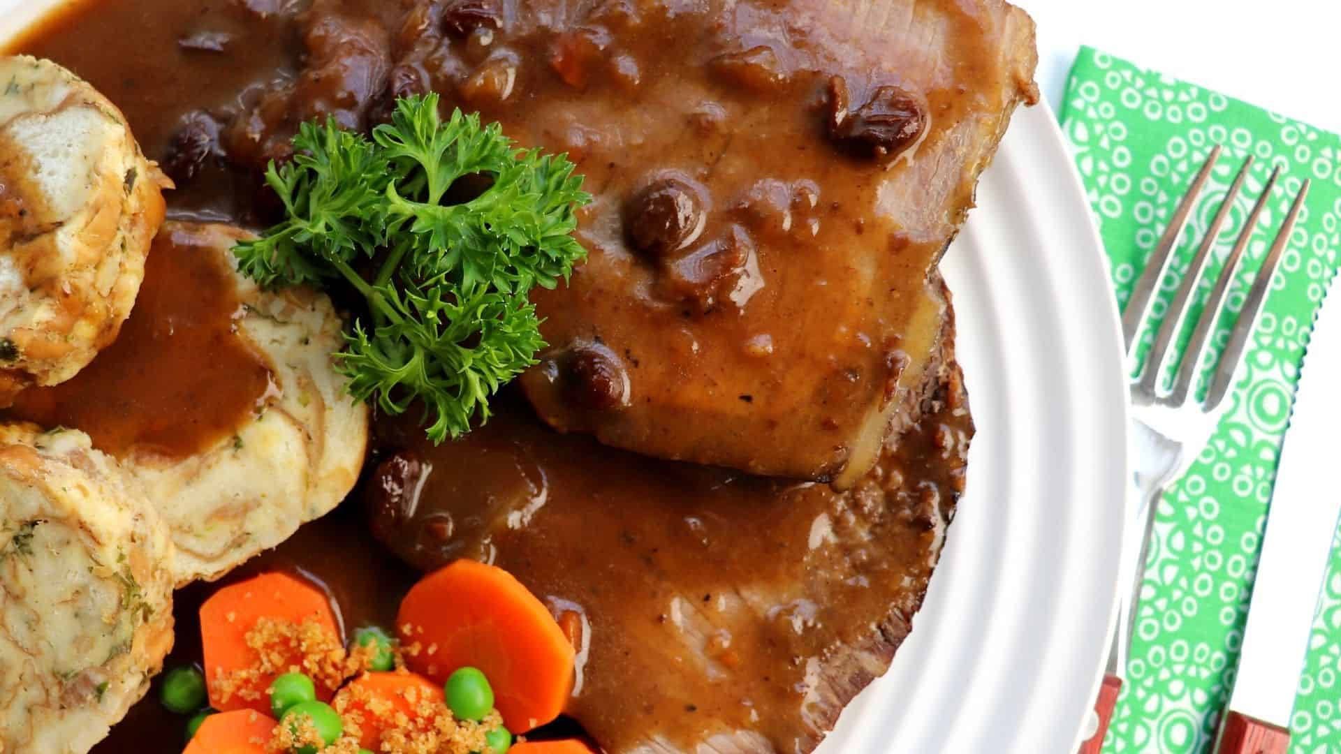 Rheinischer Sauerbraten, Rosinen, Semmelknödel, Petersilie, Karotten, Full HD, Laptop-Hintergrundbild