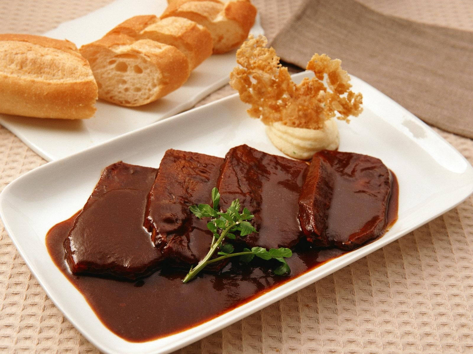 Rinderbraten, Dunkle Soße, Baguette, Weiße Schale, HD, iPad-Hintergrundbild