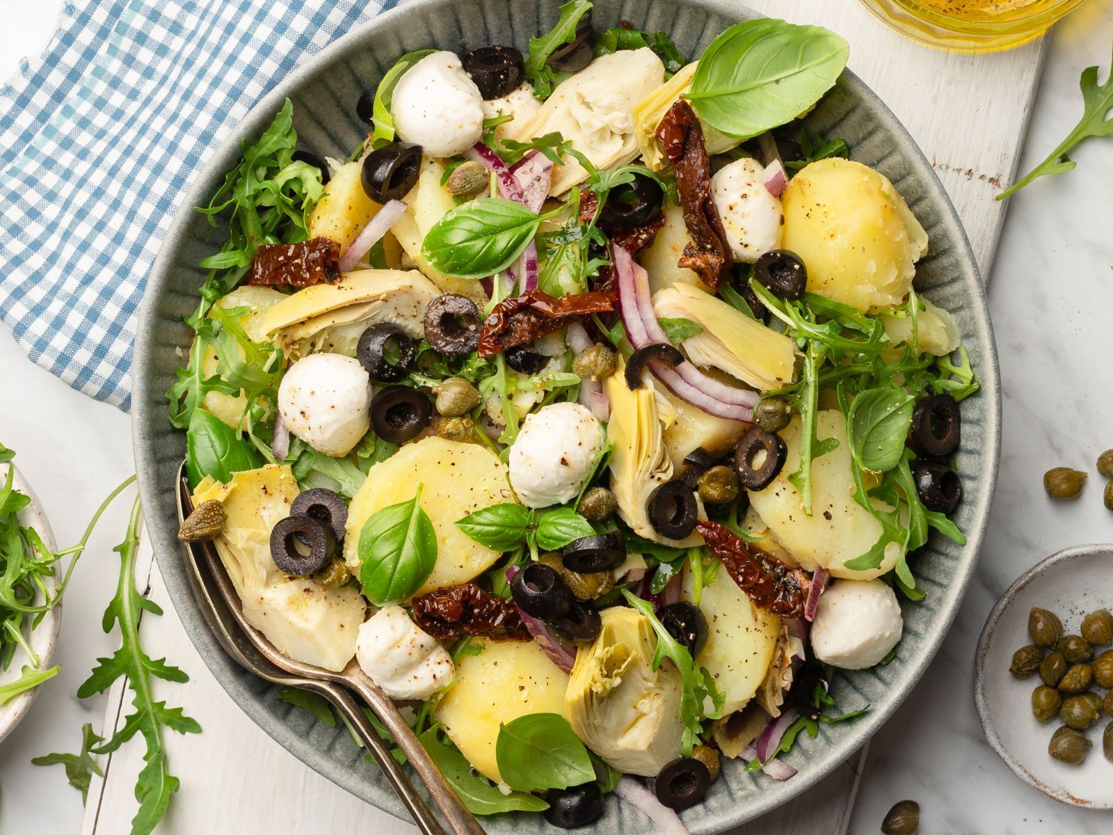 Mediterraner Kartoffelsalat, Mozzarella, Oliven, Basilikum, Getrocknete Tomaten, HD-Tablet-Hintergrundbild