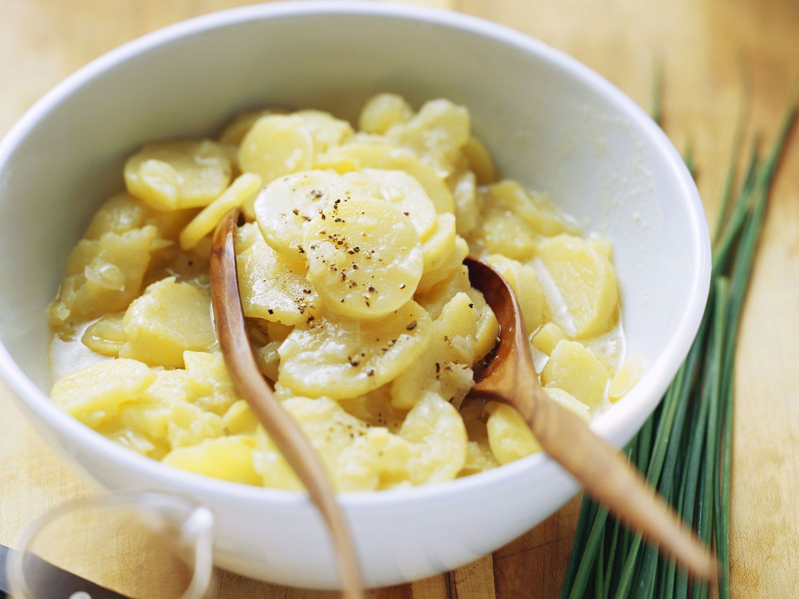 Schwäbischer Kartoffelsalat, Schnittlauch, Holzlöffel, Weiße Schüssel, Hintergrundbild fürs Tablet