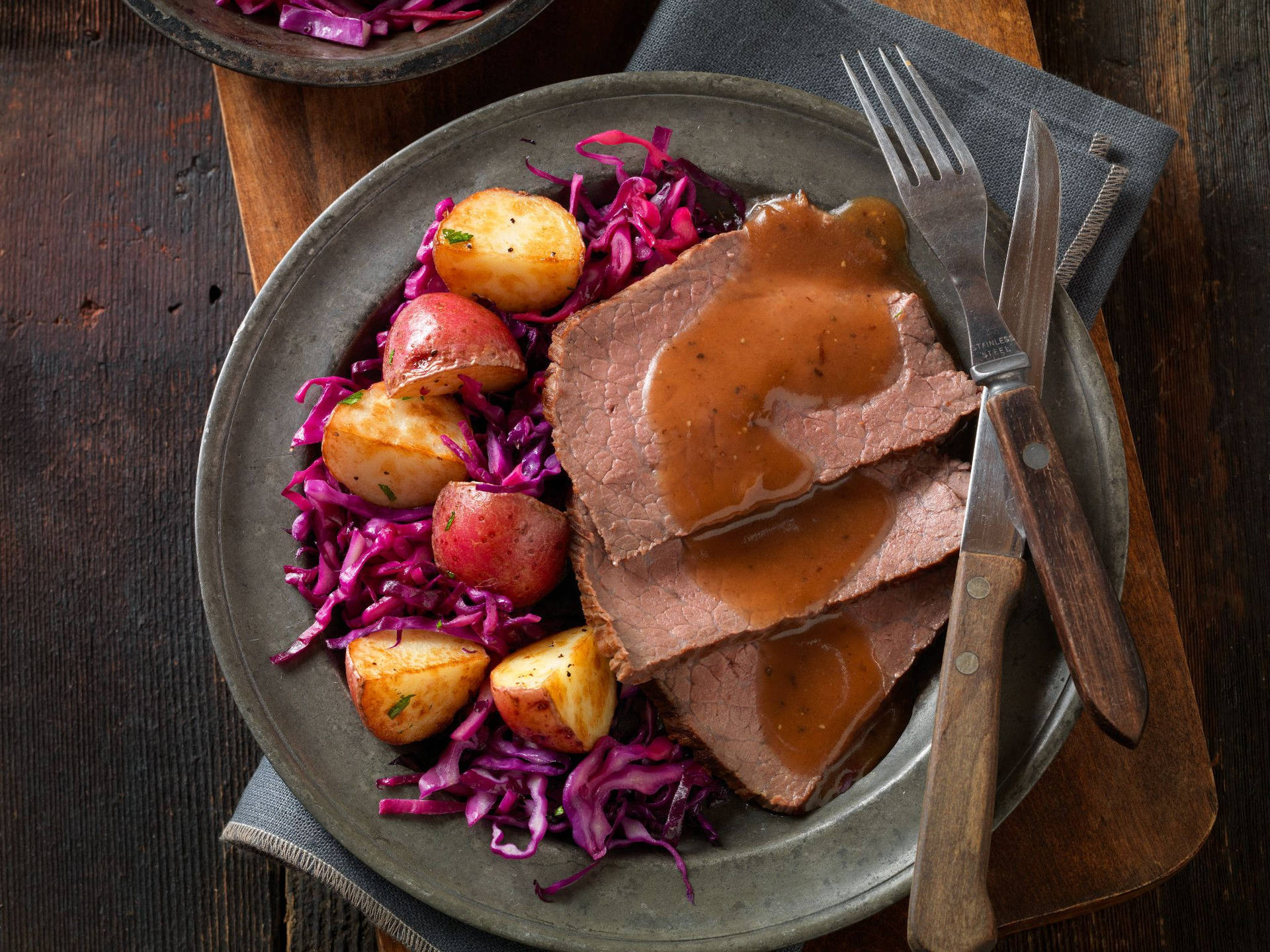 Sauerbraten, Rotkohl, Bratkartoffeln, Gabel, Holzbrett, Full HD, Hintergrundbild fürs Tablet