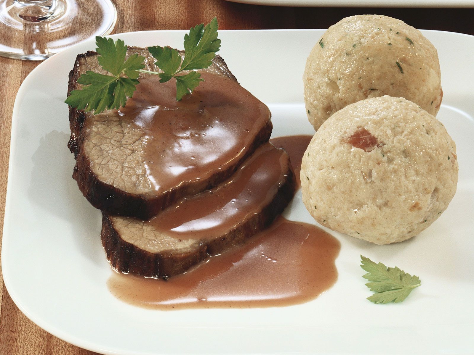 Schmorbraten, Semmelknödel, Bratensoße, Petersilie, HD, Hintergrundbild fürs Tablet
