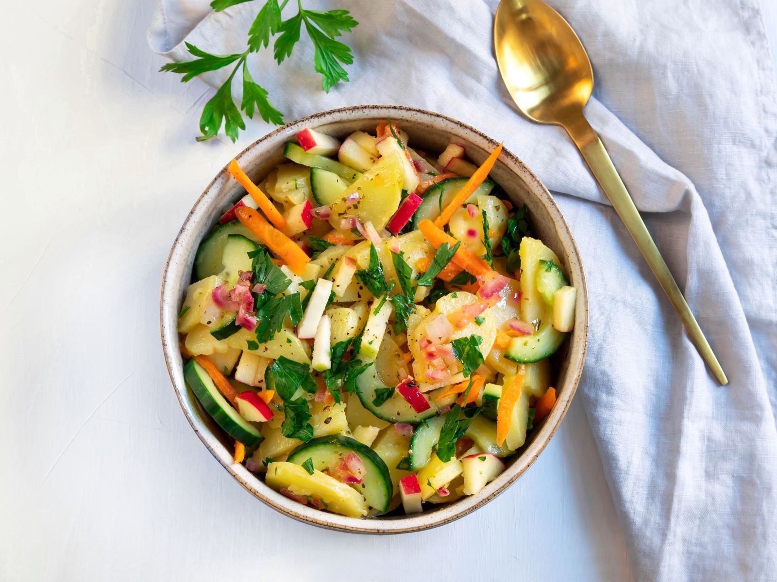 Gemüsesalat, Karotten, Gurke, Paprika, Goldener Löffel, Hintergrundbild für iPad und Tablet