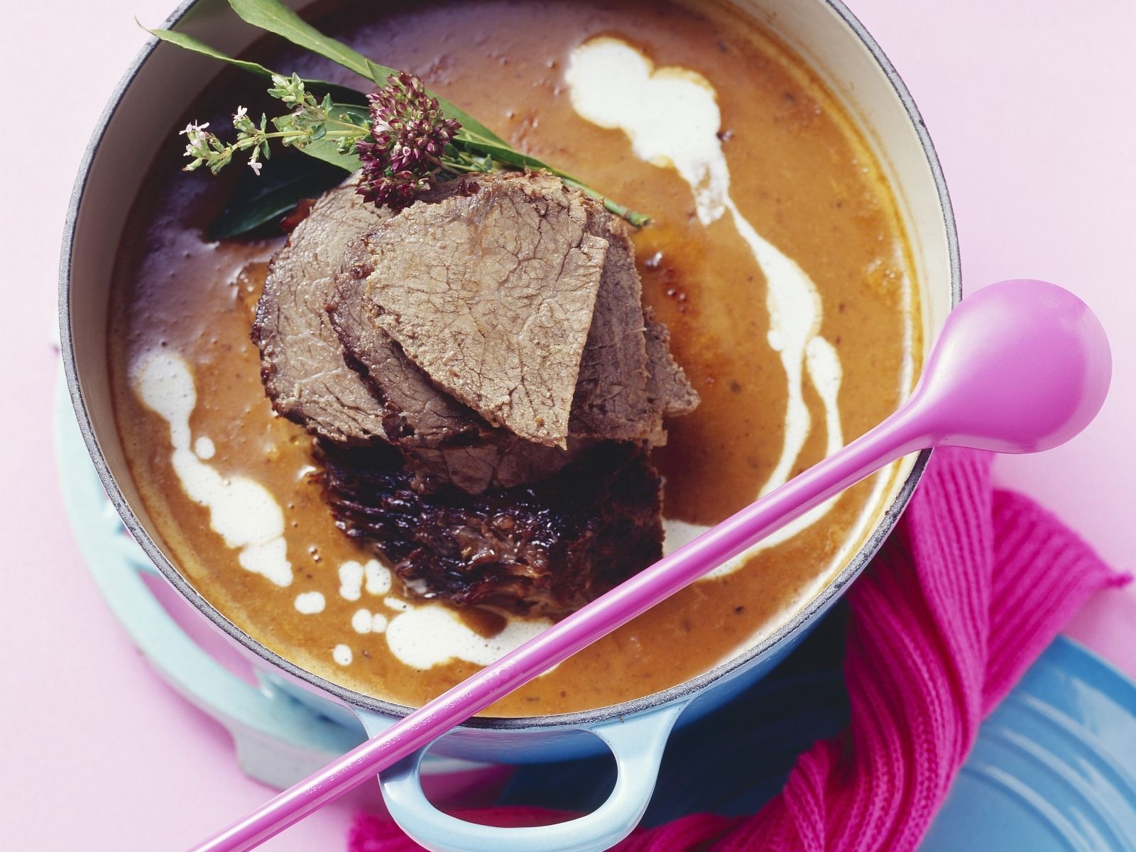Sauerbraten, Bräter, Sahnesoße, Kräuter, Rosa, Hintergrundbild für iPad und Tablet
