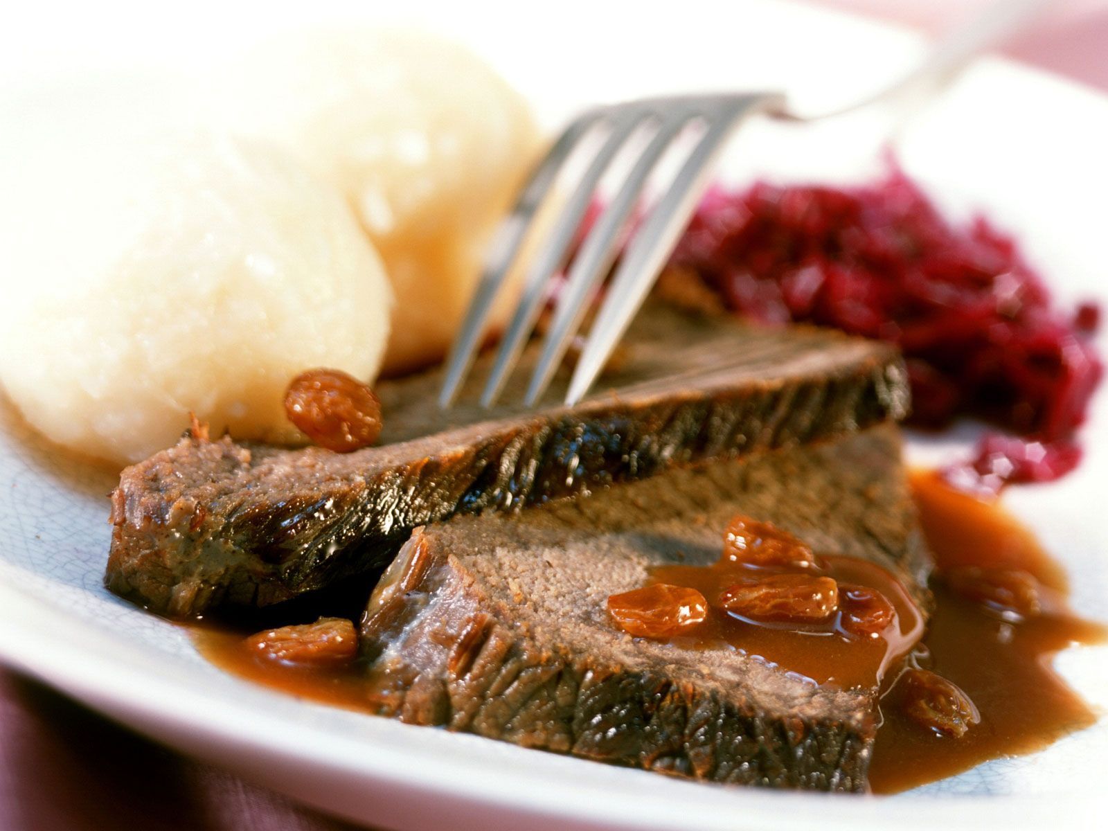 Sauerbraten, Rosinen, Kartoffelknödel, Rotkohl, Gabel, HD, Hintergrundbild fürs Tablet