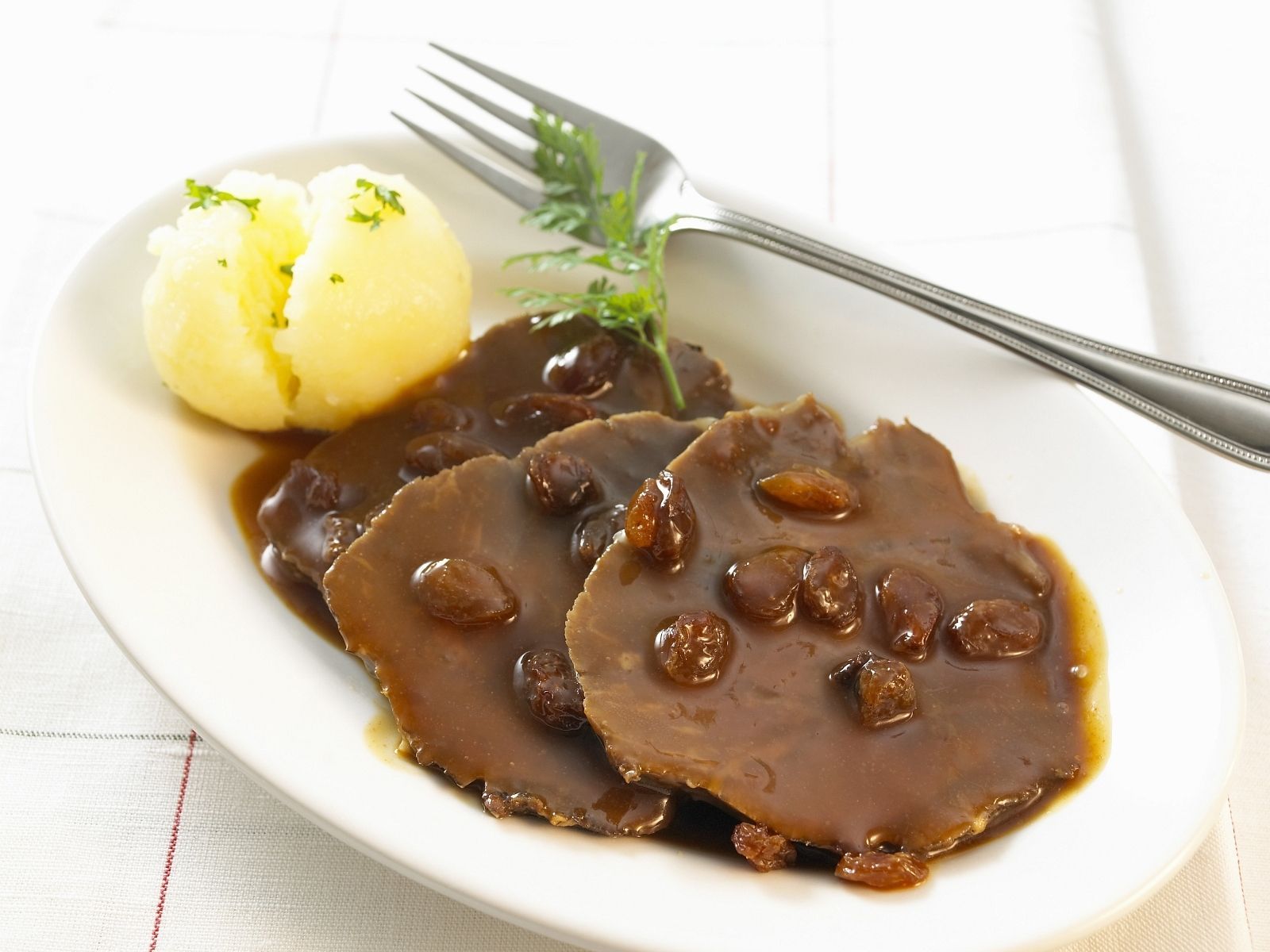 Rheinischer Sauerbraten, Rosinen, Salzkartoffel, Ovale Schale, HD, Tablet-Hintergrund