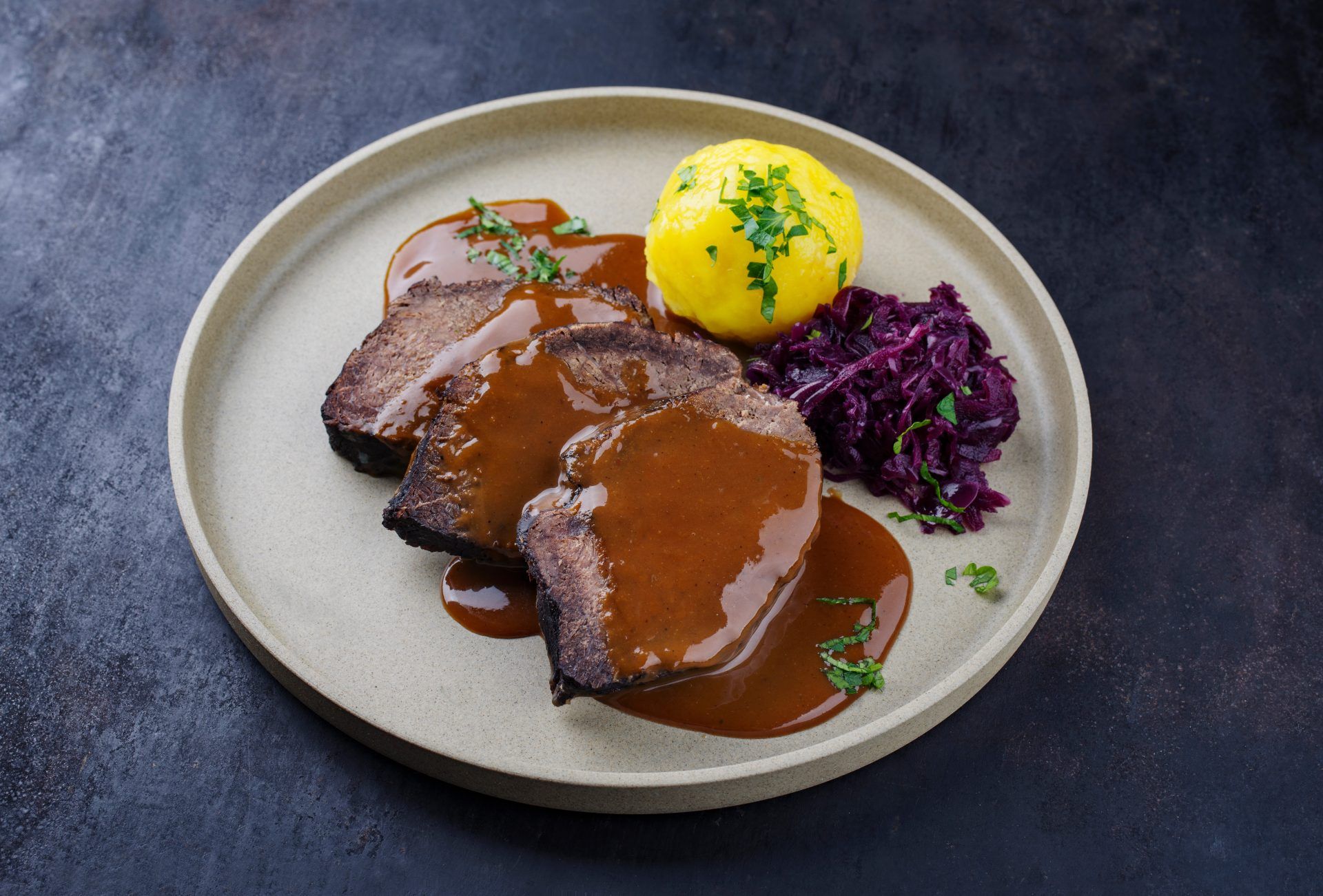 Sauerbraten, Kartoffelknödel, Rotkohl, Dunkler Hintergrund, Full HD Wallpaper