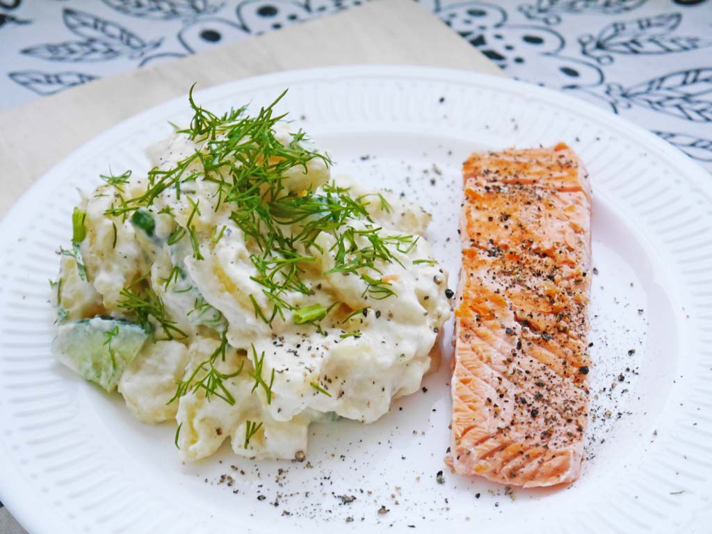 Lachsfilet, Kartoffelsalat, Dill, Weißer Teller, Beilage, Hintergrundbild fürs iPad