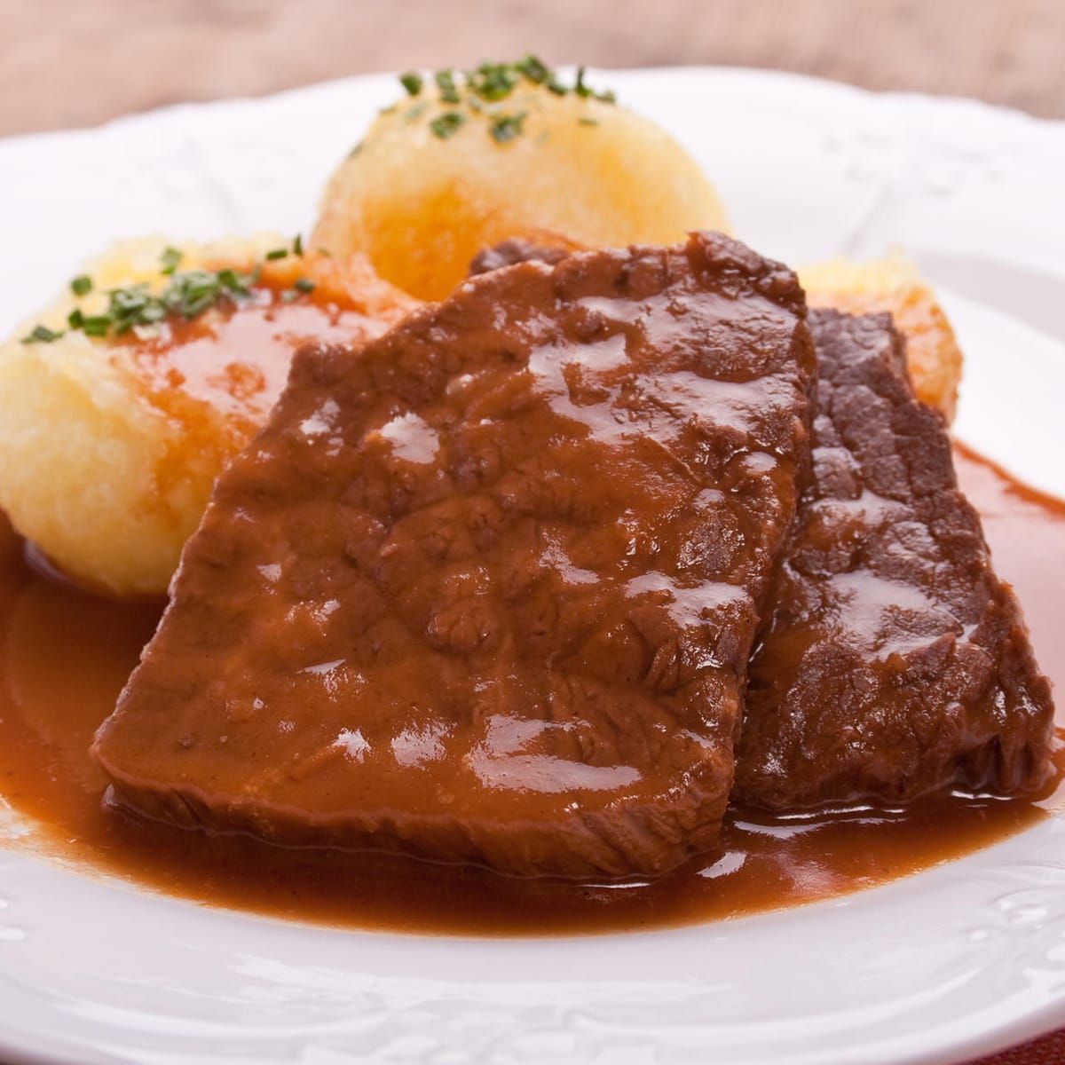 Sauerbraten, Kartoffelknödel, Bratensoße, Hausmannskost, Hintergrundbild fürs iPad