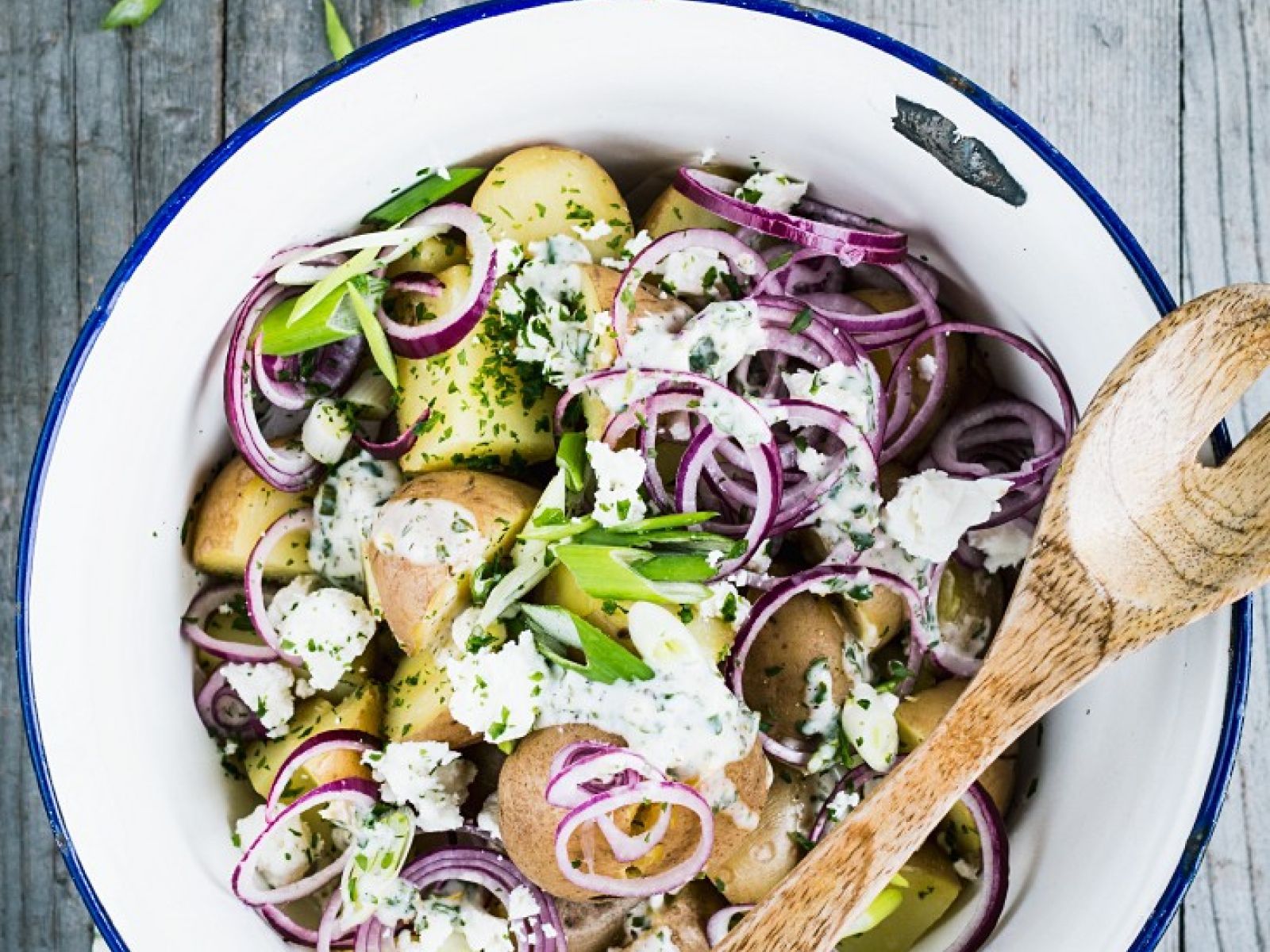 Rote Zwiebeln, Feta, Kartoffelsalat, Holzlöffel, Emaille-Schüssel, HD, Tablet-Hintergrund