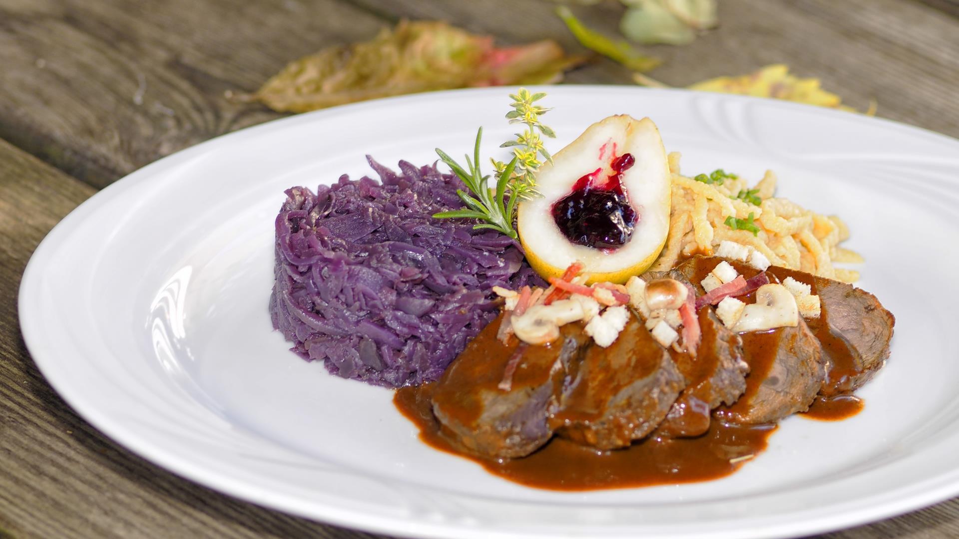 Sauerbraten, Rotkohl, Birne mit Preiselbeeren, Spätzle, Festessen, 1920x1080, Desktop-Hintergrund
