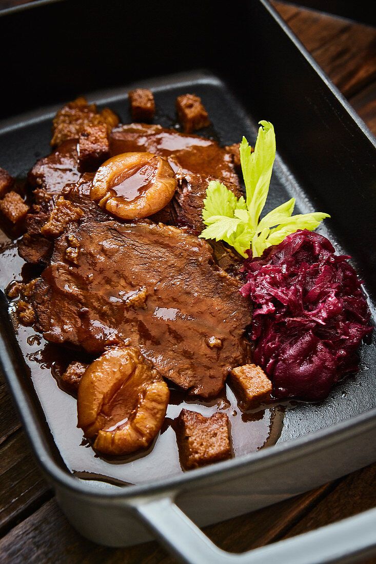 Schmorbraten, Pilze, Rotkohl, Auflaufform, Draufsicht, HD, Hintergrundbild fürs Handy