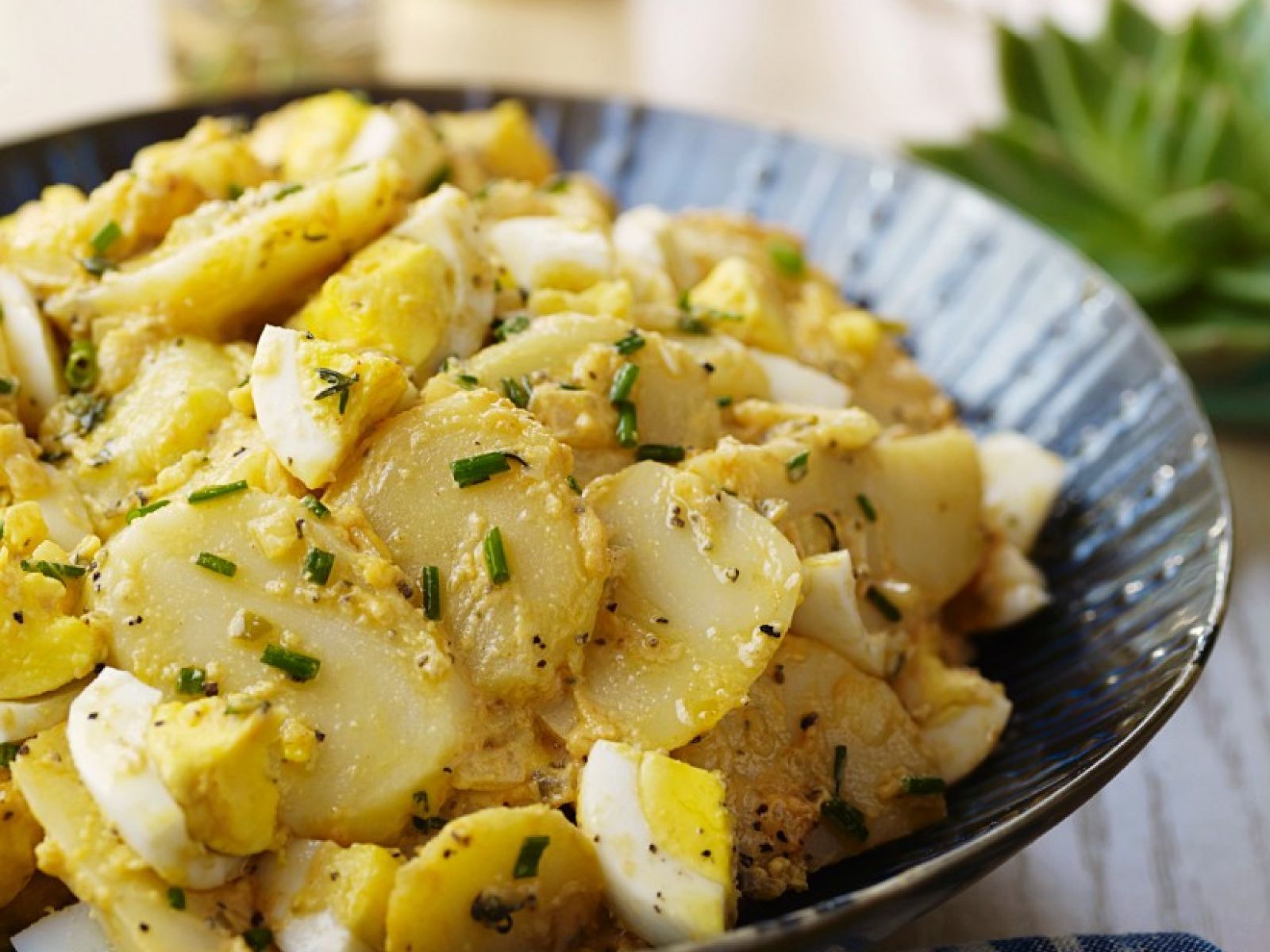 Kartoffelsalat mit Ei, Kräuter, Dunkle Schüssel, Nahaufnahme, HD, iPad-Hintergrundbild