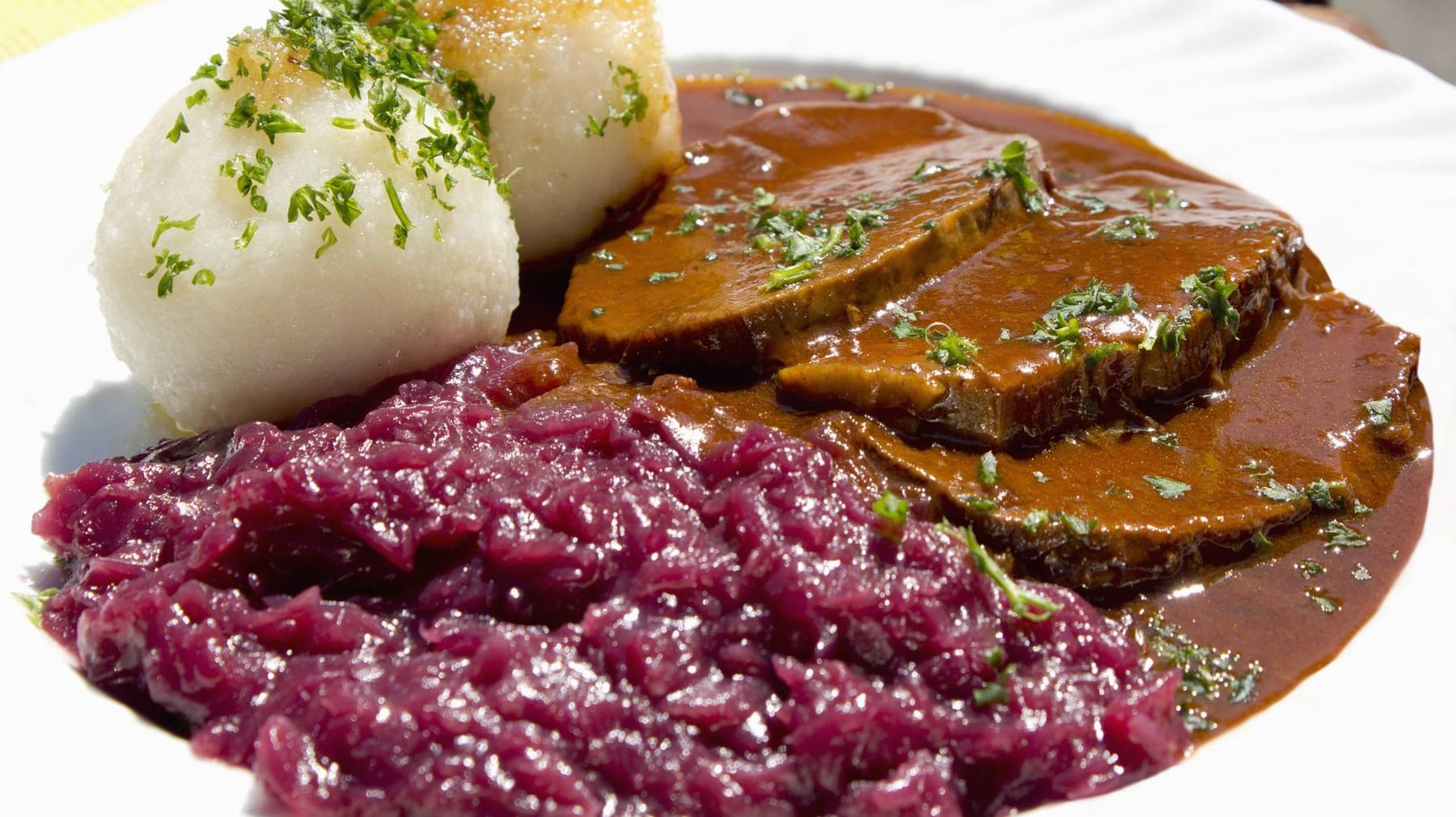 Sauerbraten, Rotkohl, Kartoffelknödel, Bratensoße, Schnittlauch, HD, Desktop-Hintergrund
