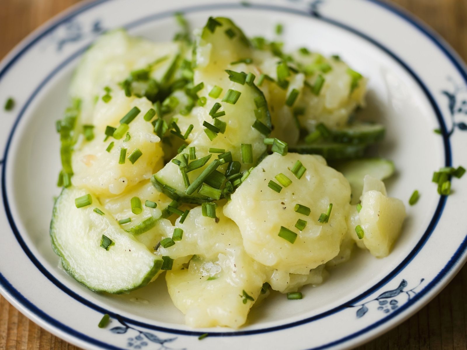 Gurken-Kartoffelsalat, Schnittlauch, Blau-weißer Teller, Hausmannskost, HD, Tablet-Hintergrund