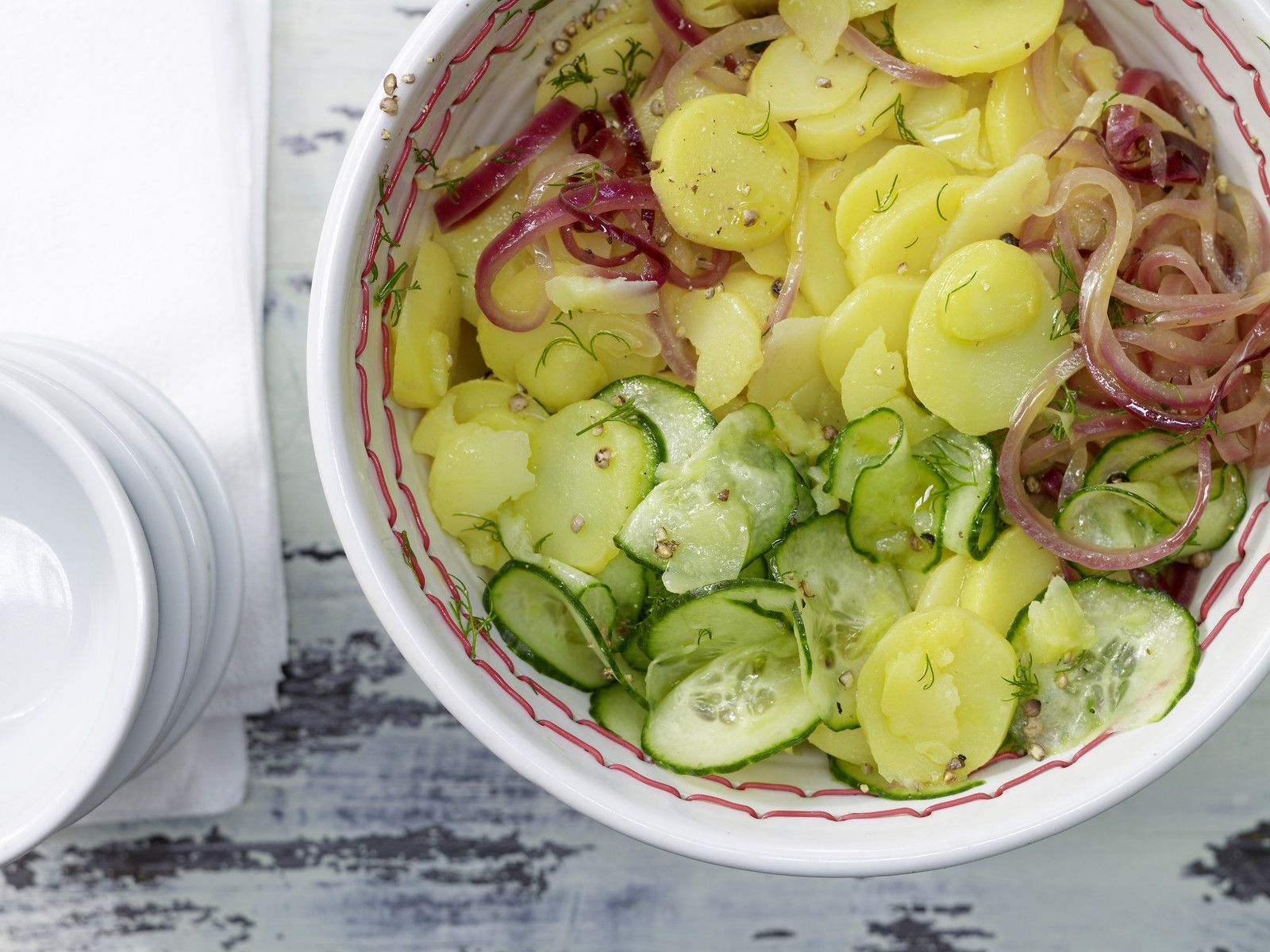 Gurkensalat, Rote Zwiebeln, Kartoffelscheiben, Weiße Schüssel, Hintergrundbild fürs iPad