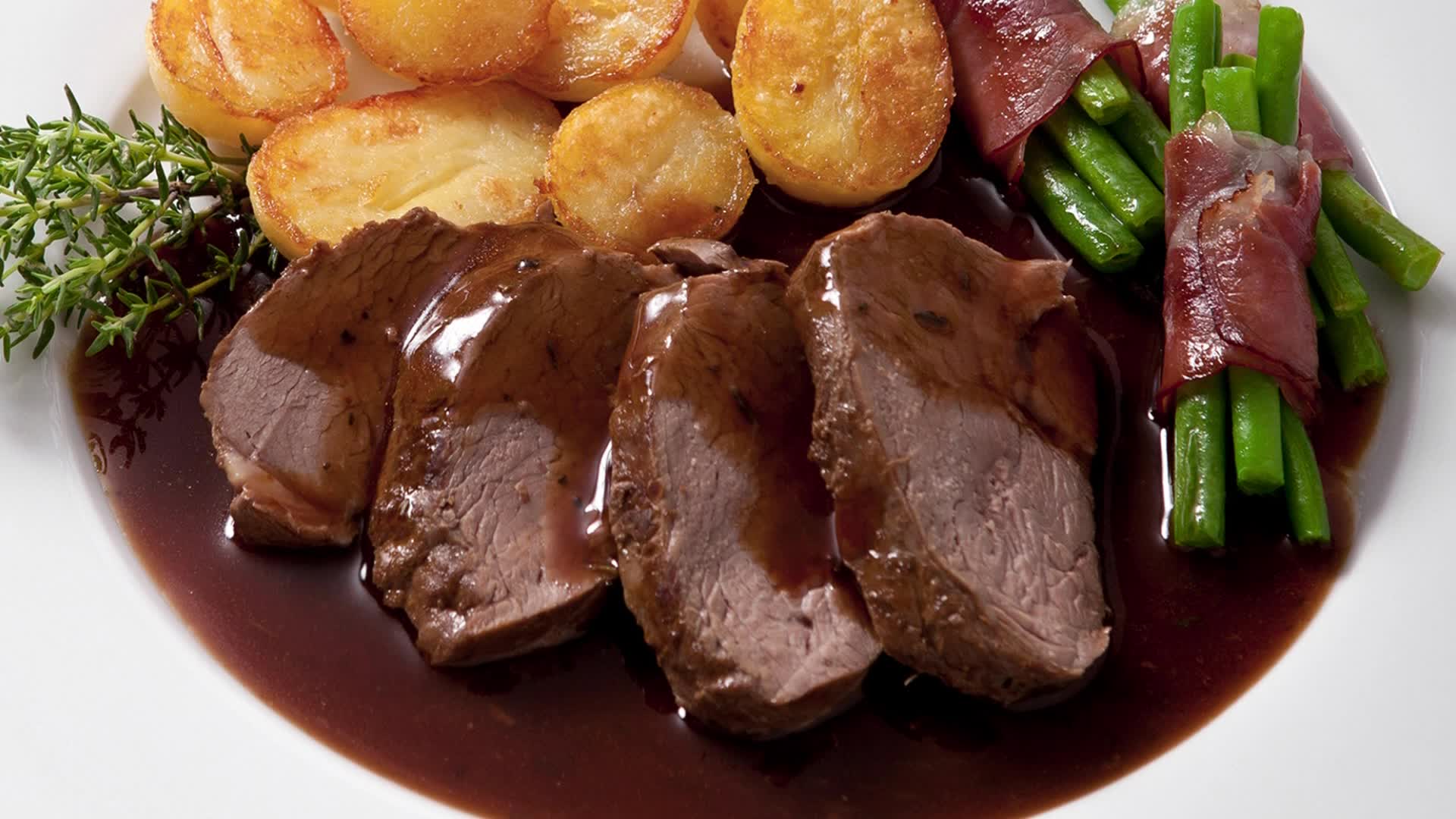 Rinderbraten, Grüne Bohnen, Röstkartoffeln, Rotweinsoße, Thymian, Full-HD-Hintergrundbild für PC