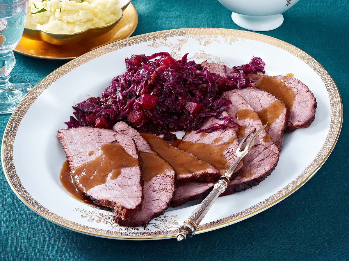 Sauerbraten, Rotkohl, Bratensoße, Festlich gedeckt, Hintergrundbild für iPad und Tablet