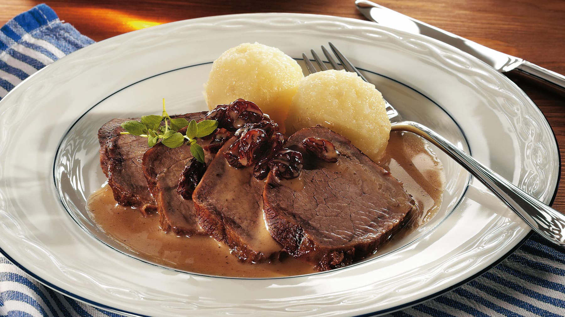 Sauerbraten, Kartoffelknödel, Gabel, Weißer Teller, Bratensoße, HD, Breitbild-Hintergrundbild